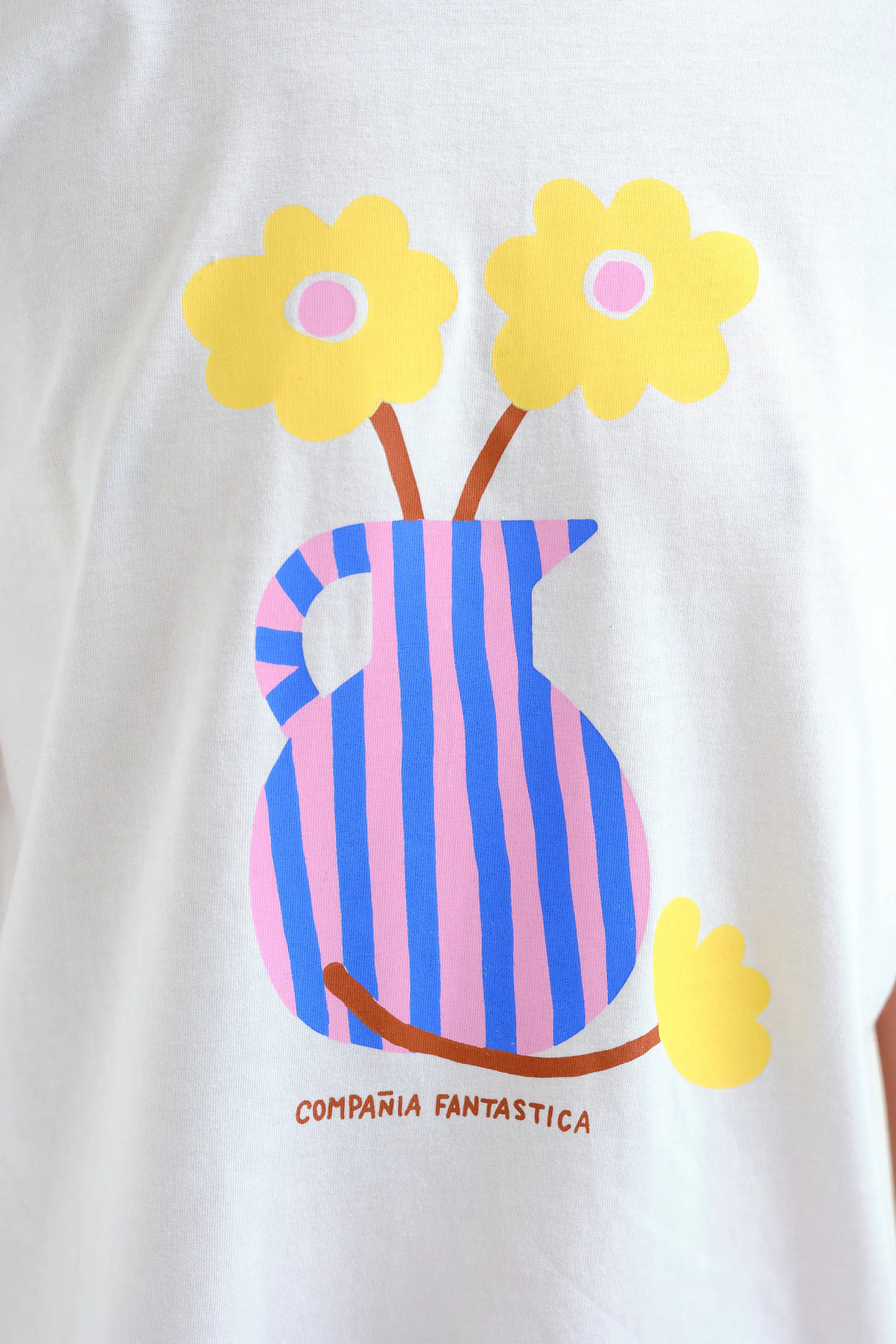 Camiseta con estampado jarrón "Compañía Fantástica" - Image 4