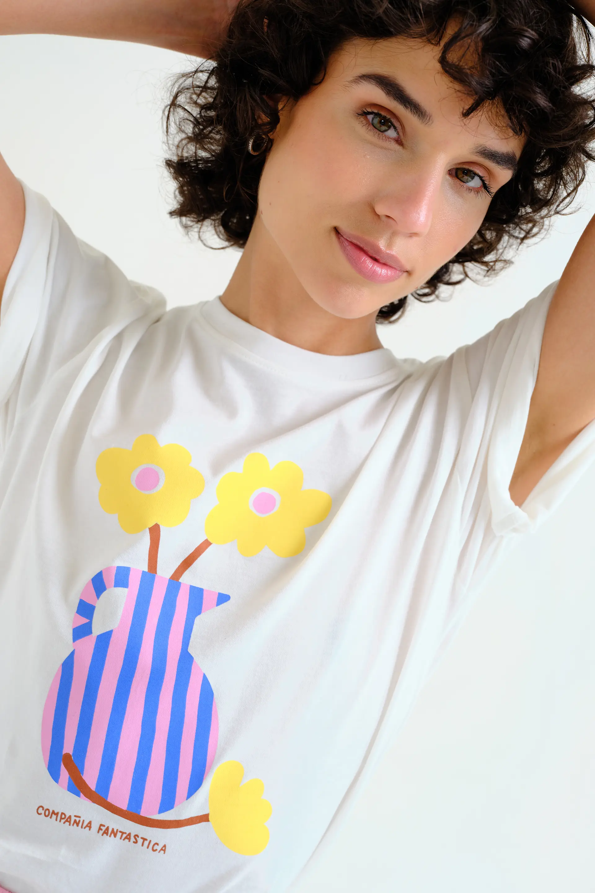 Camiseta con estampado jarrón "Compañía Fantástica" - Image 6