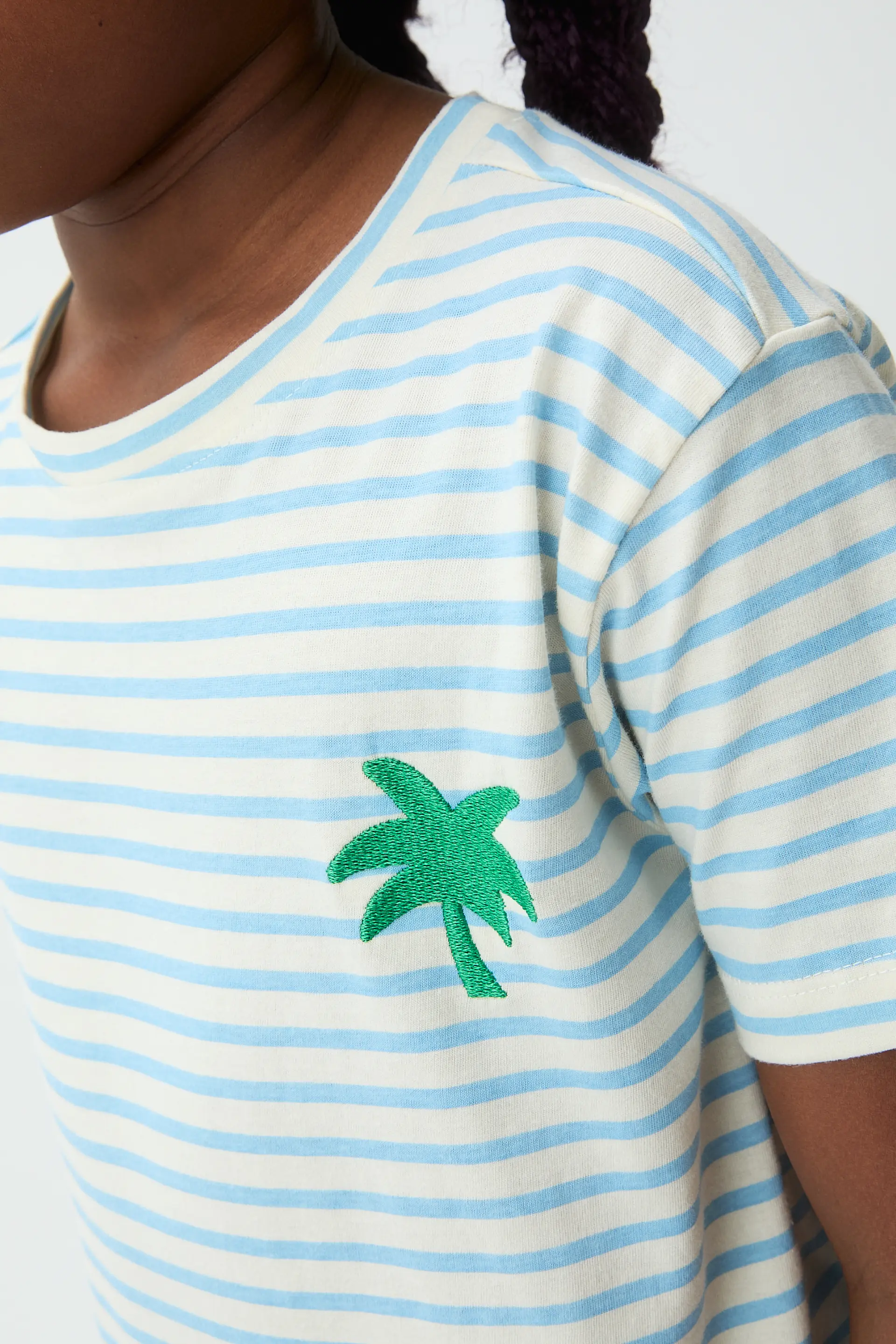 Camiseta de niña 100% algodón con estampado de rayas blanco y azul - Image 3