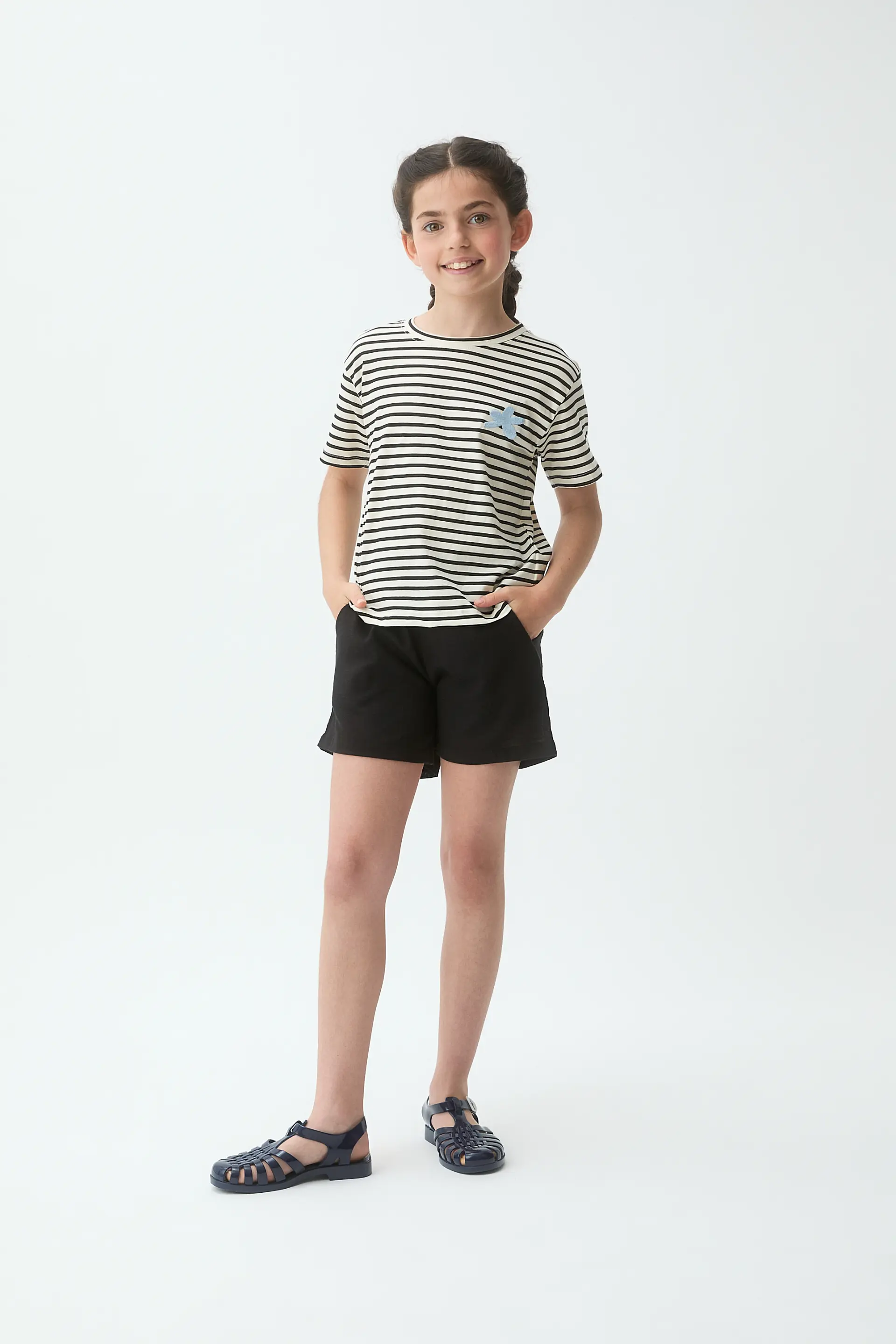 Camiseta de niña 100% algodón con parche de flor azul