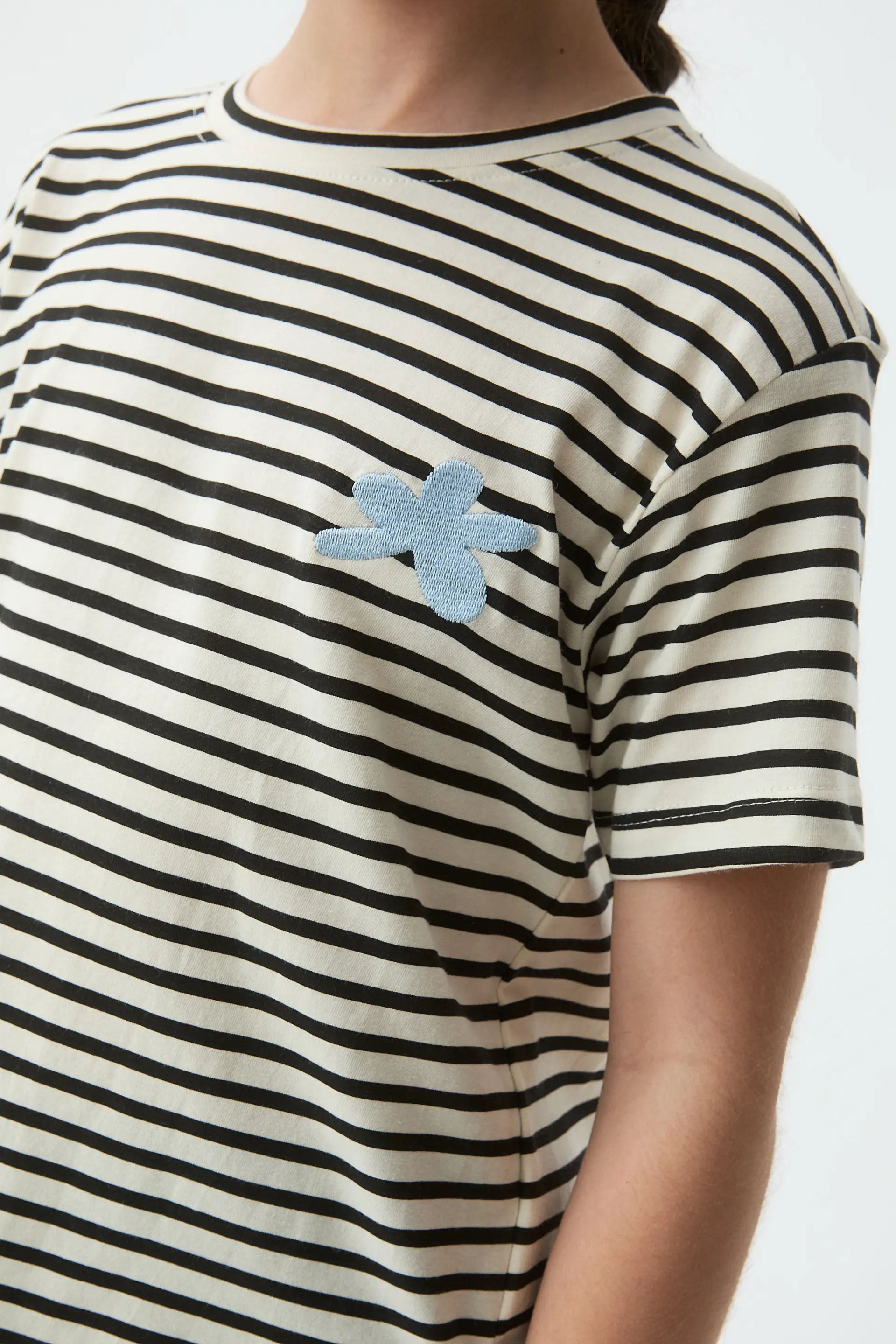 Camiseta de niña 100% algodón con parche de flor azul - Image 3