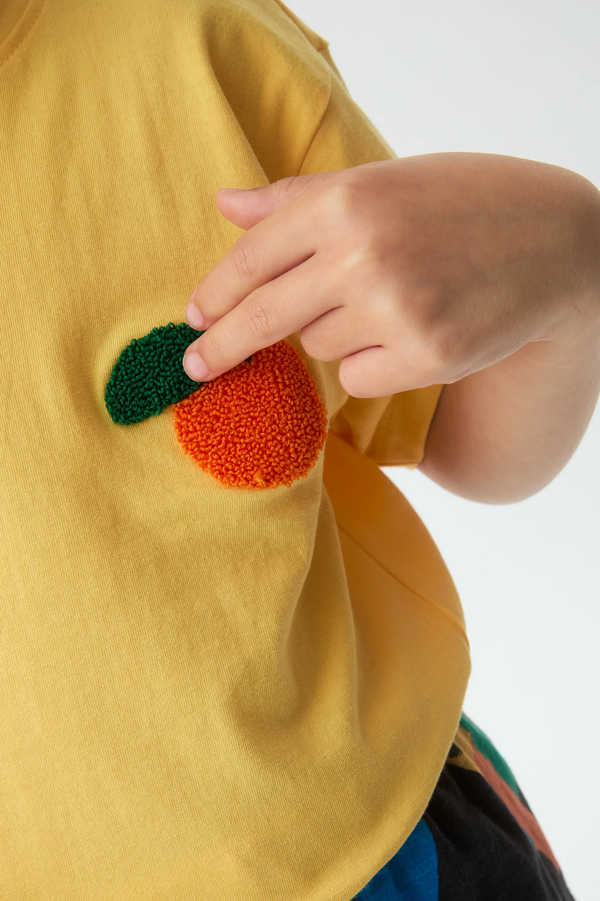 Camiseta de niña 100% algodón con parche de naranja - Image 3