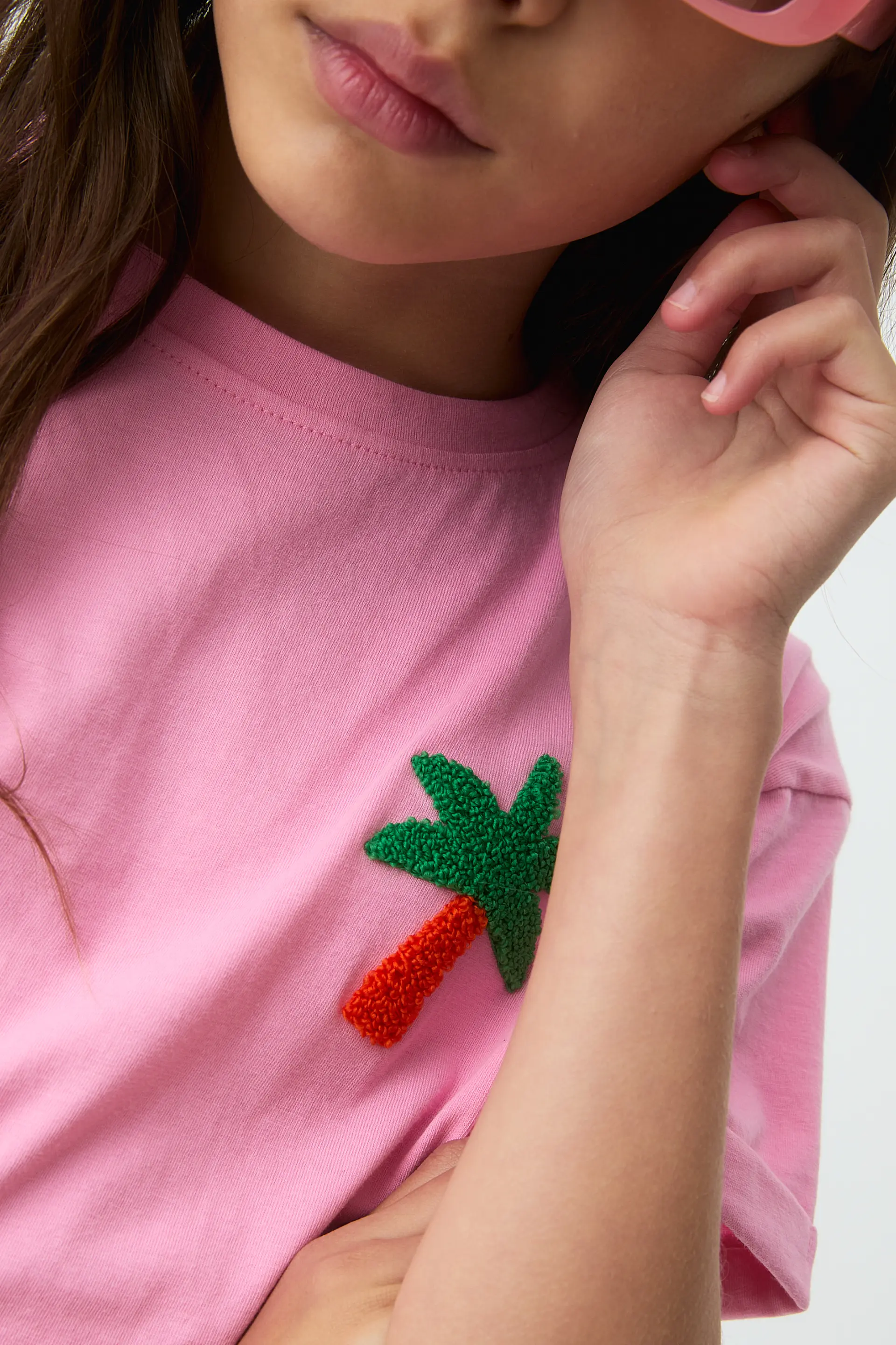 Camiseta de niña 100% algodón con parche de palmera - Image 3