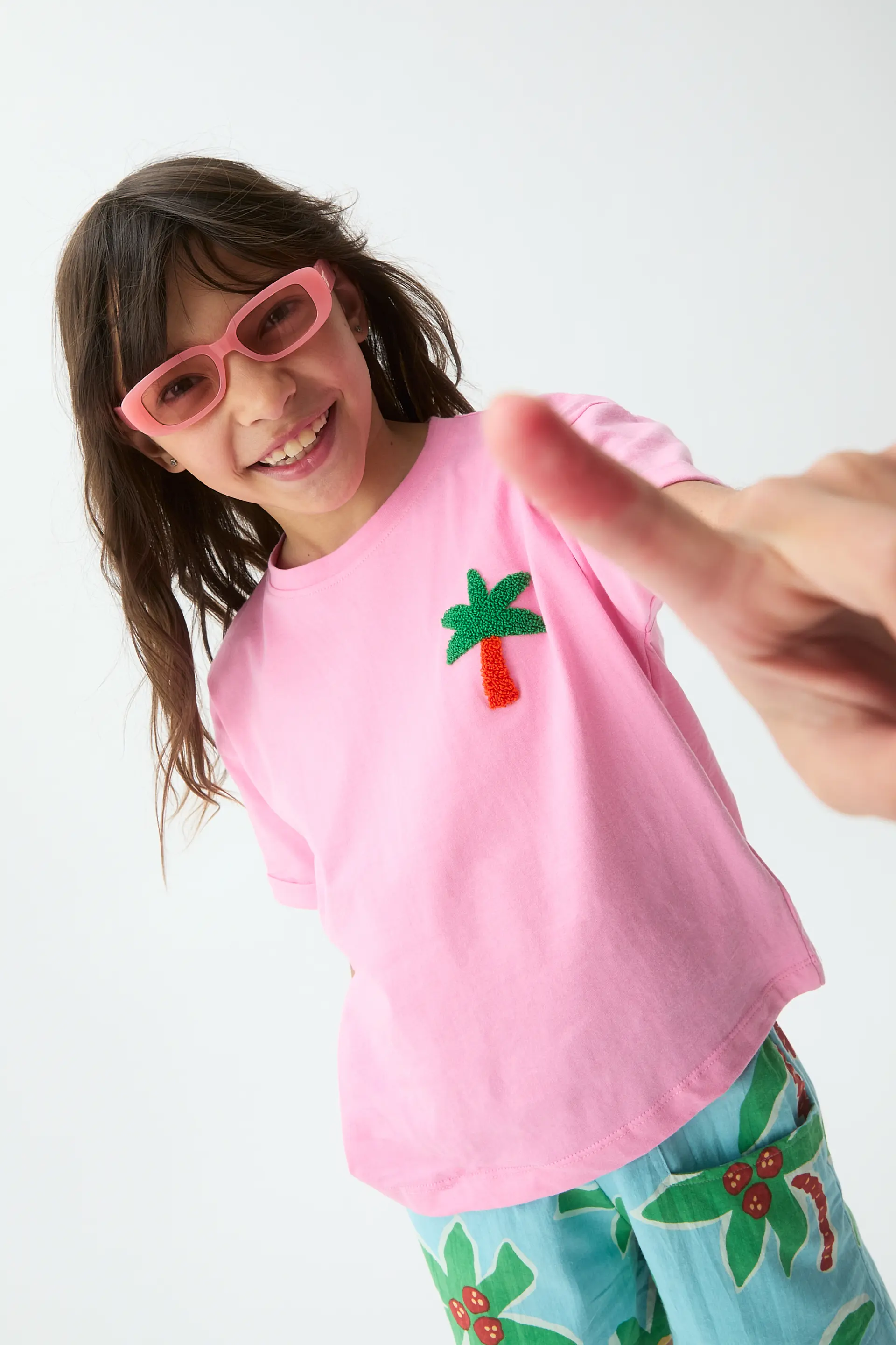 Camiseta de niña 100% algodón con parche de palmera - Image 4