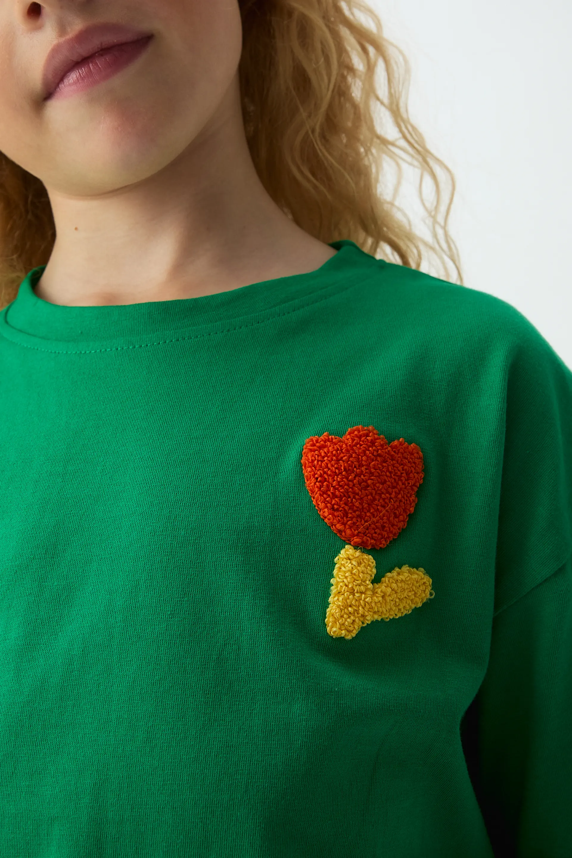 Camiseta de niña con bordado de Tulipán - Image 3