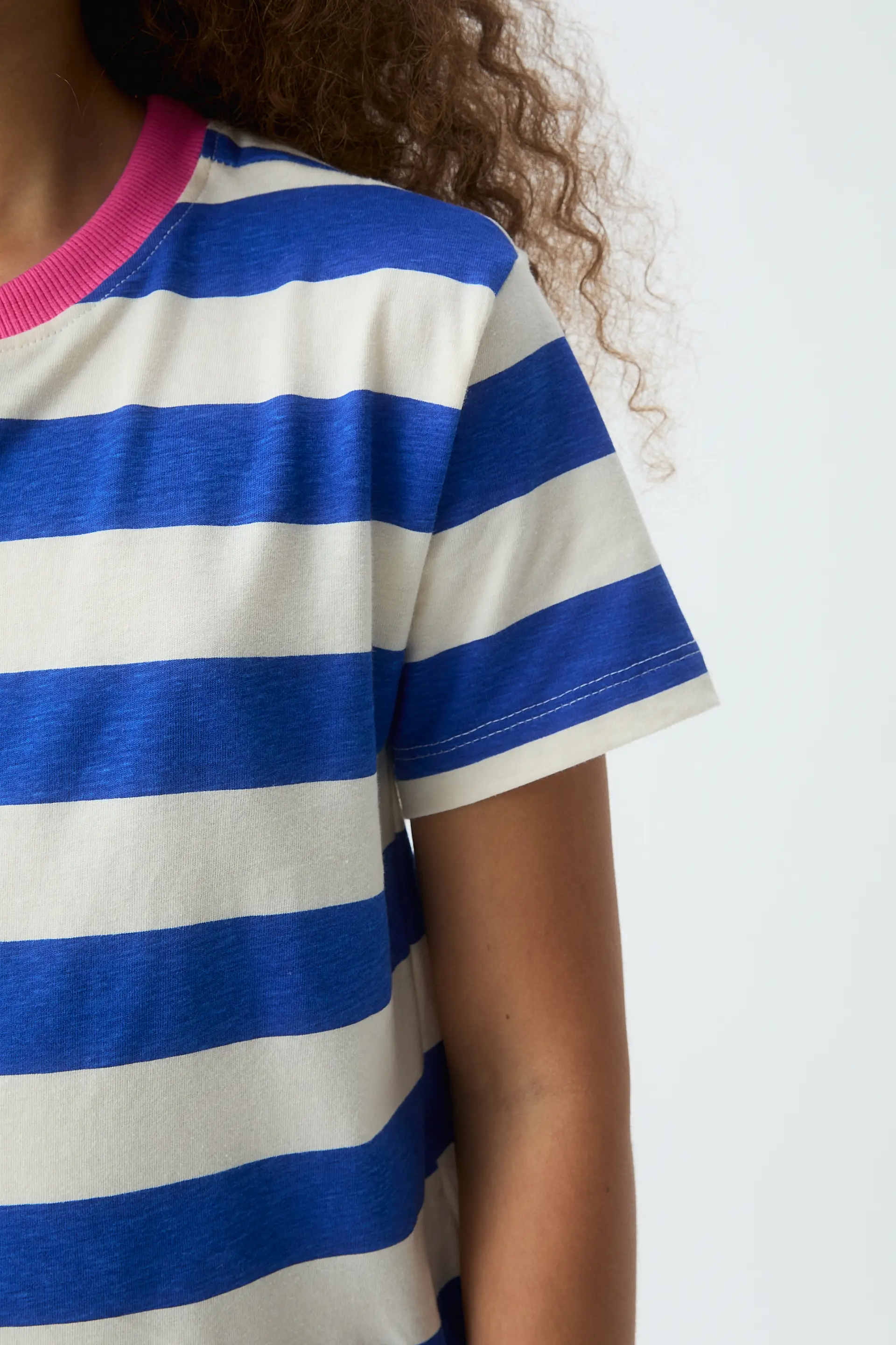 Camiseta de niña con estampado de rayas azul y blanca - Image 3