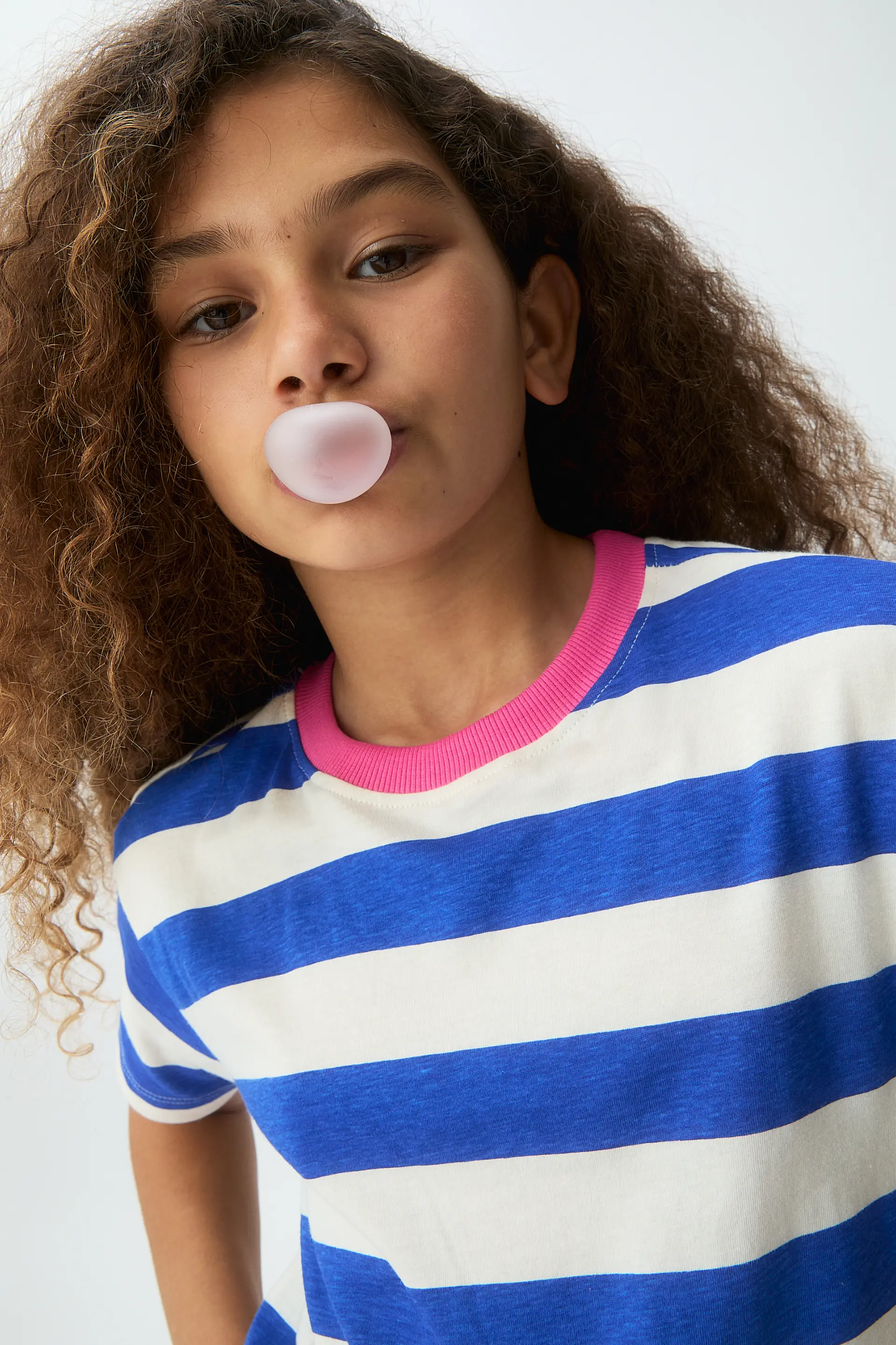 Camiseta de niña con estampado de rayas azul y blanca - Image 4