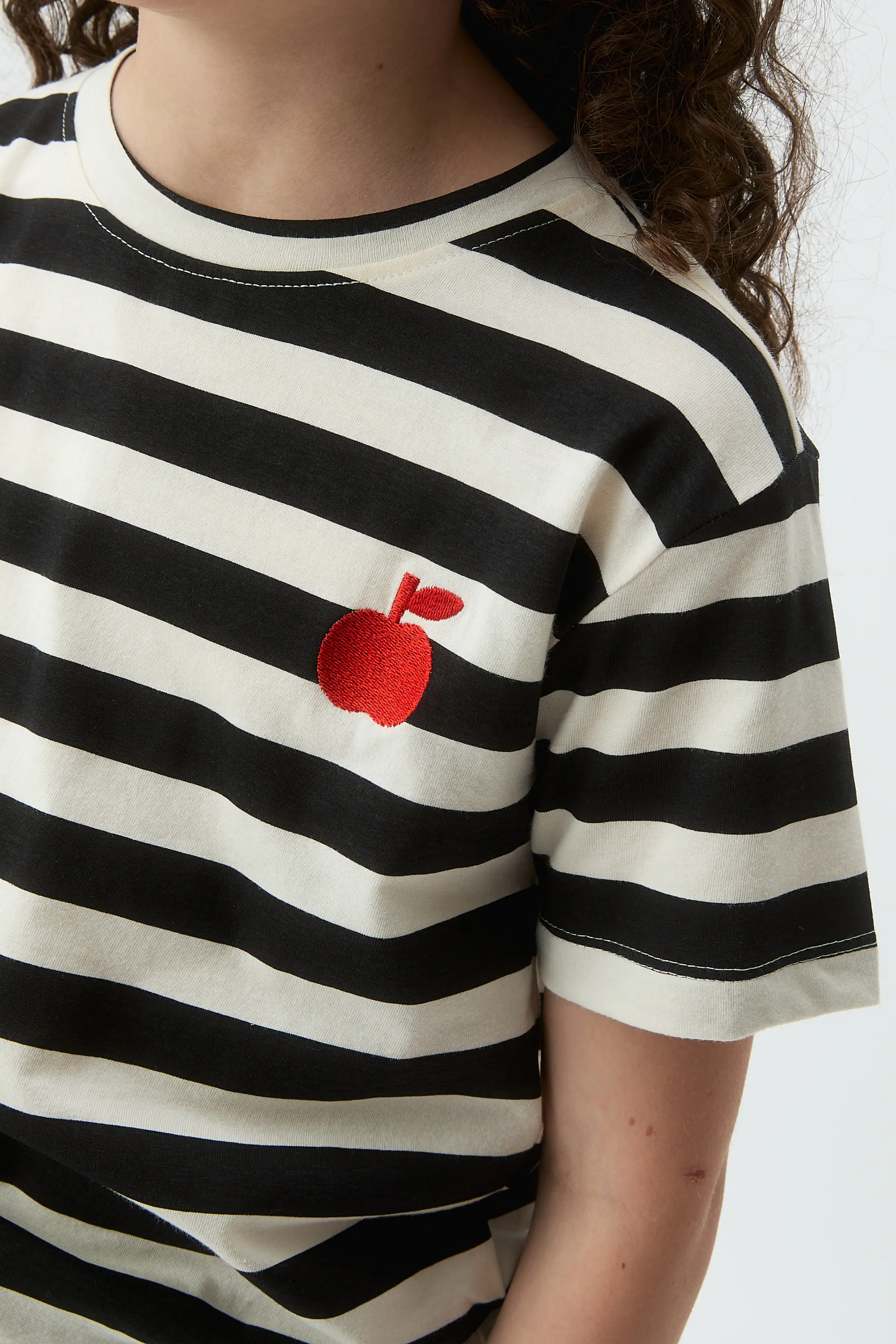 Camiseta de niña con estampado de rayas negras y bordado de manzana - Image 3