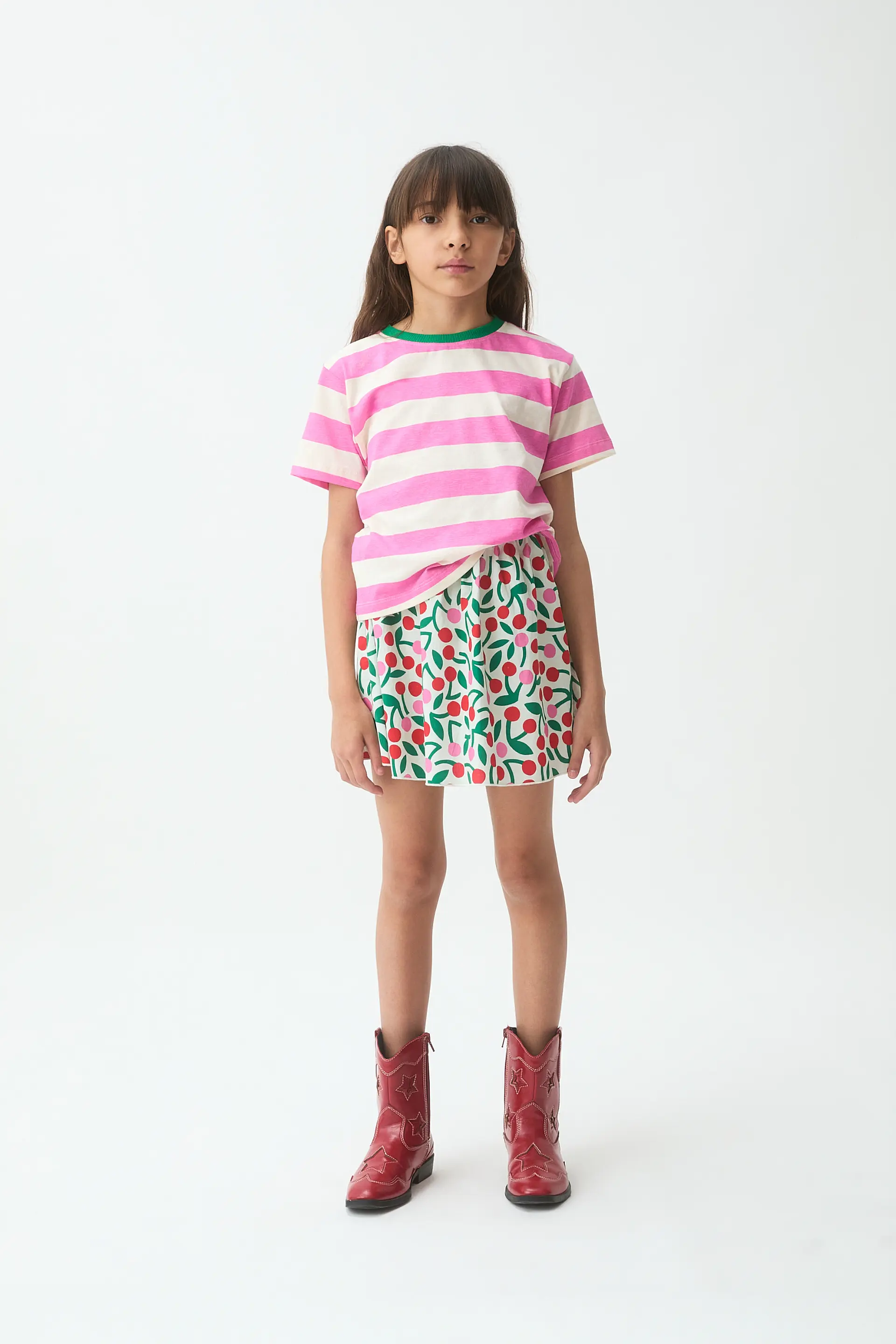 Camiseta de niña con estampado de rayas rosa y blanca