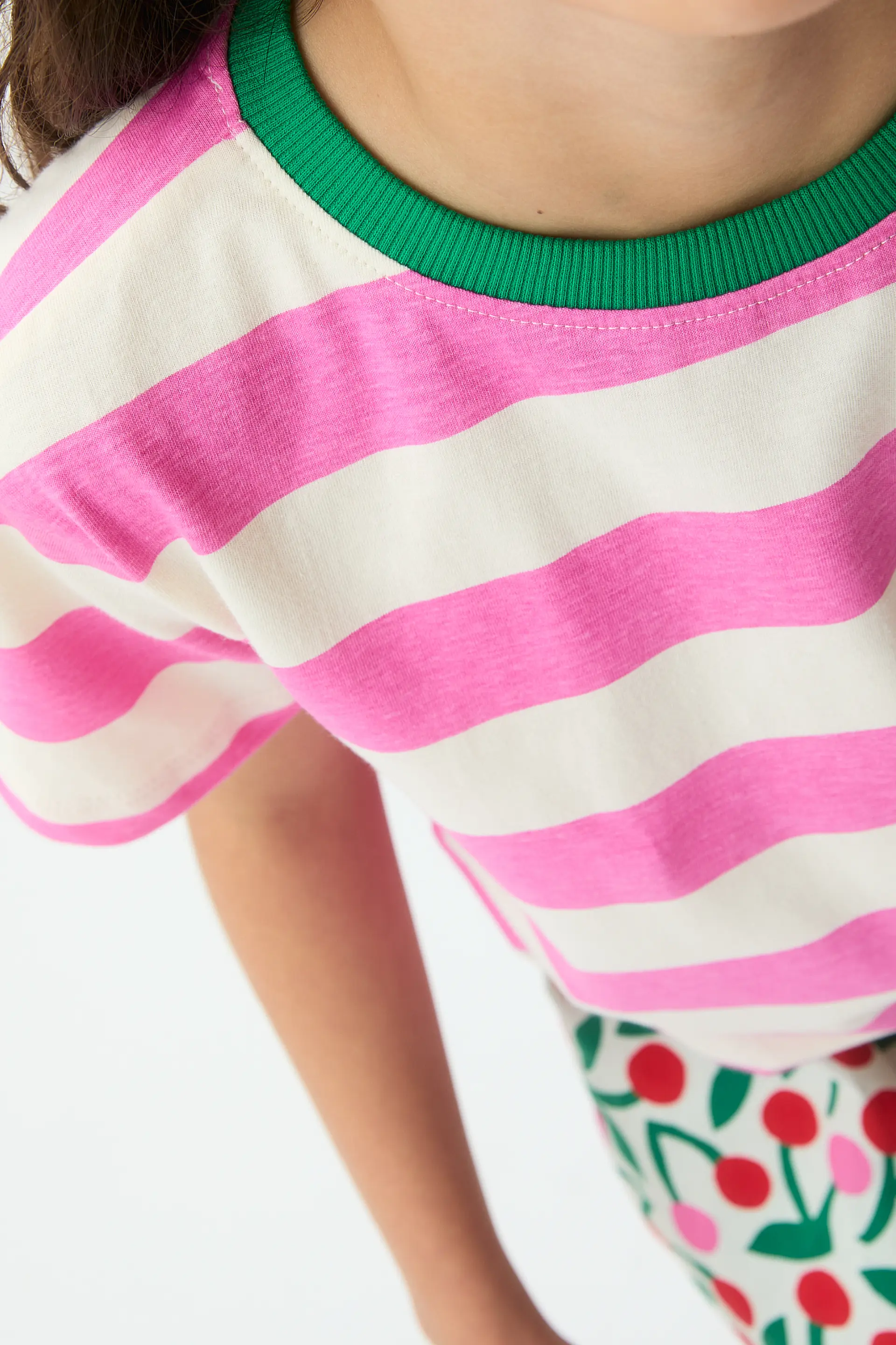 Camiseta de niña con estampado de rayas rosa y blanca - Image 3