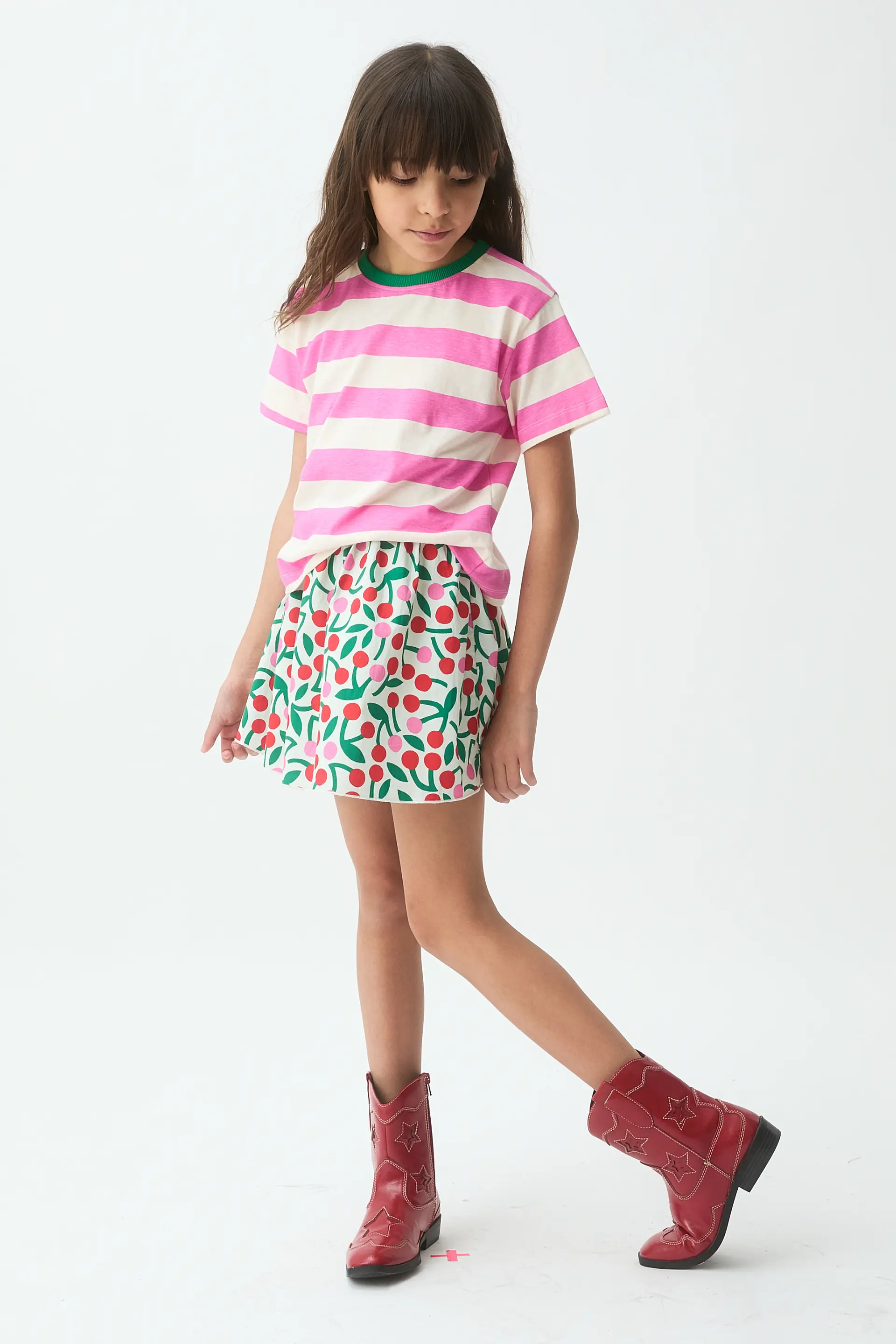 Camiseta de niña con estampado de rayas rosa y blanca - Image 4