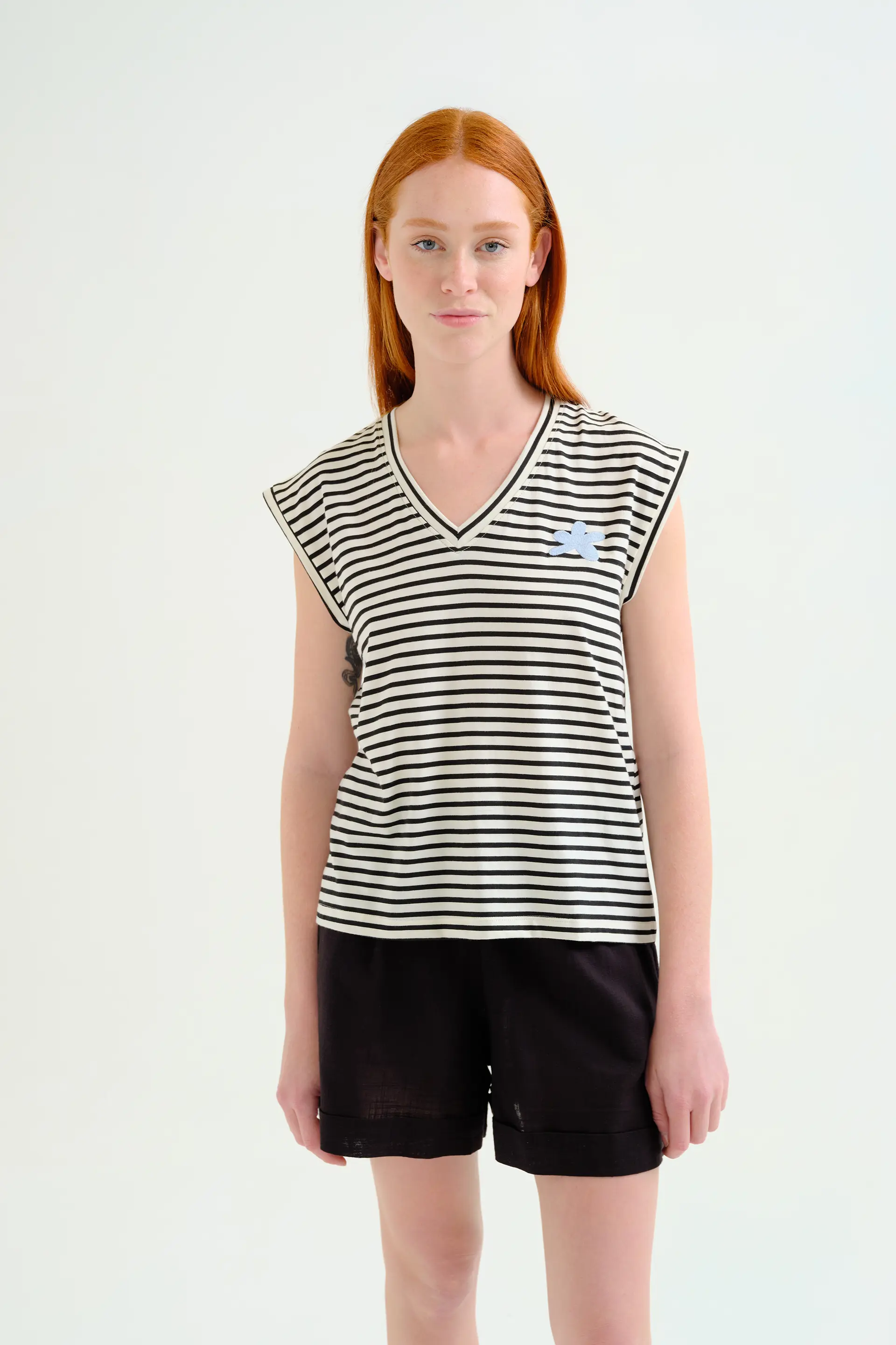 Camiseta sin mangas con estampado de rayas blanco y negro