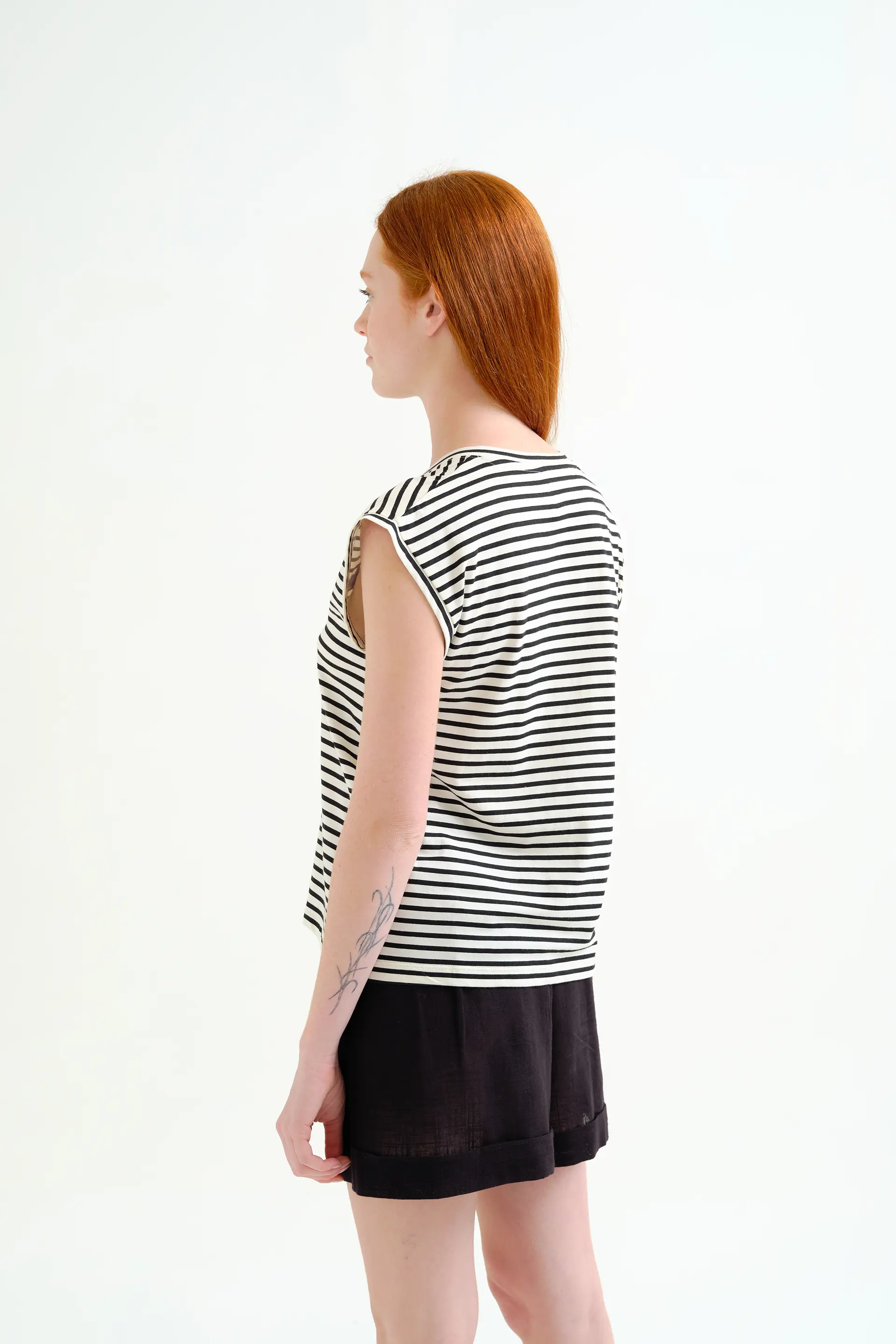 Camiseta sin mangas con estampado de rayas blanco y negro - Image 3