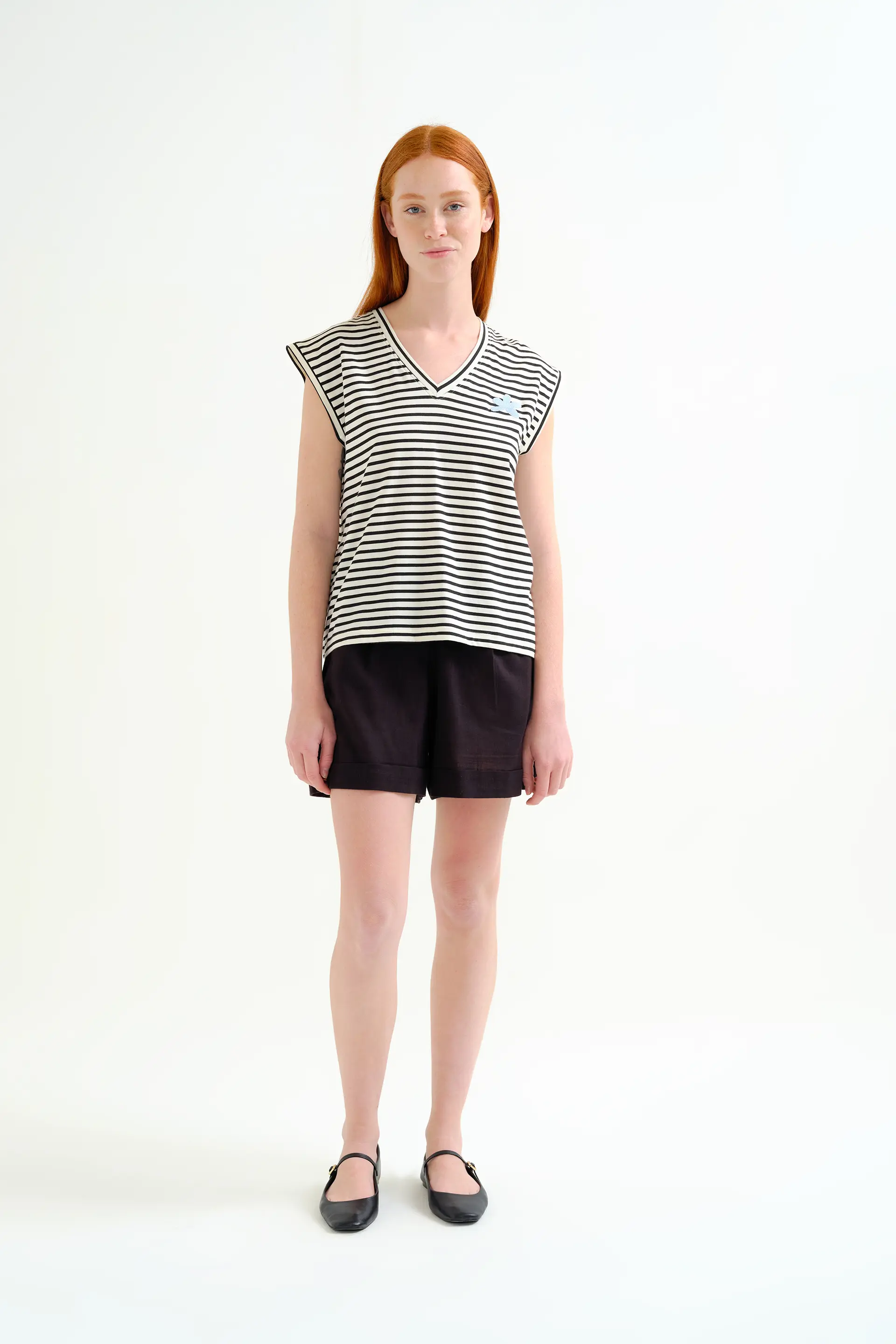 Camiseta sin mangas con estampado de rayas blanco y negro - Image 5