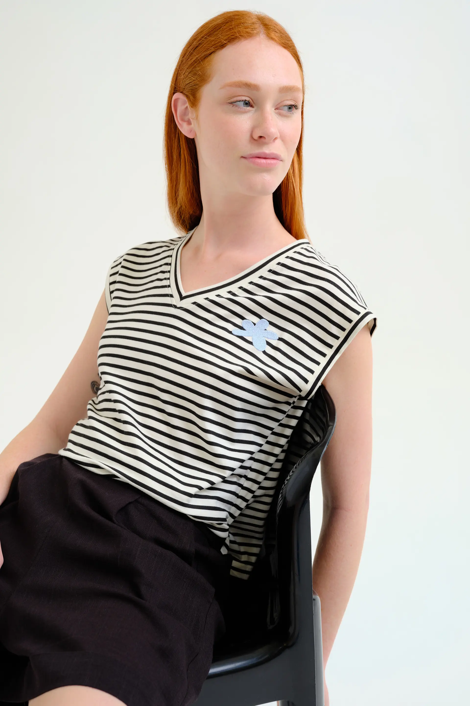 Camiseta sin mangas con estampado de rayas blanco y negro - Image 6