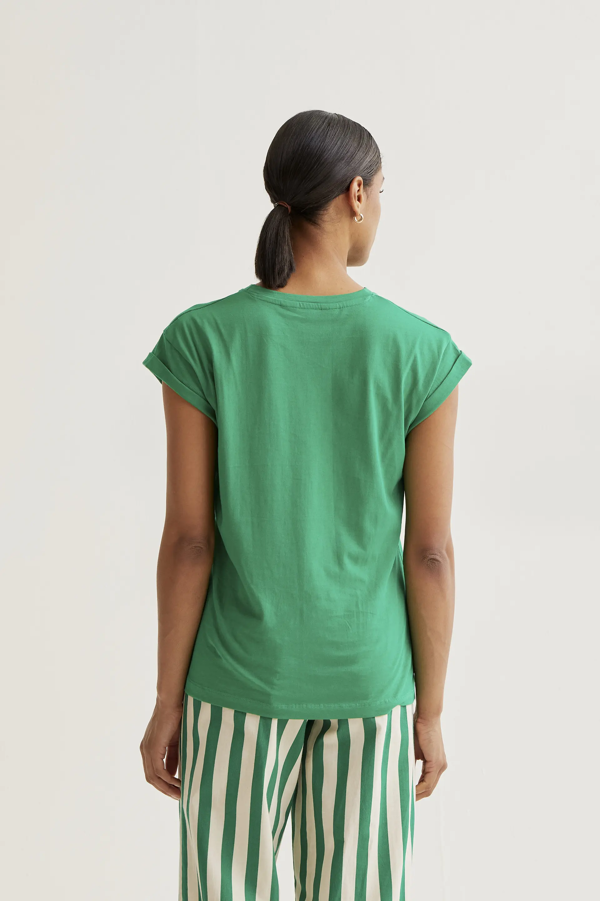 Camiseta verde con bordado de tulipán rojo - Image 3