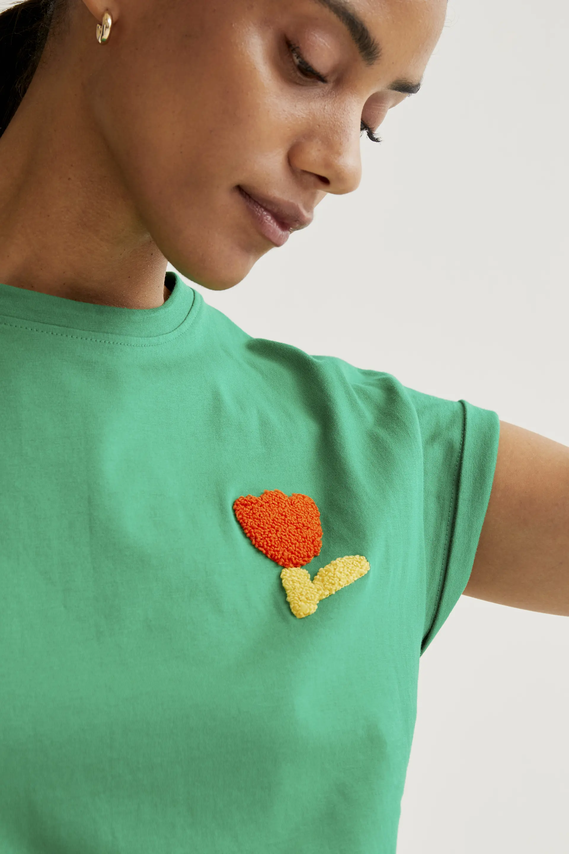 Camiseta verde con bordado de tulipán rojo - Image 4