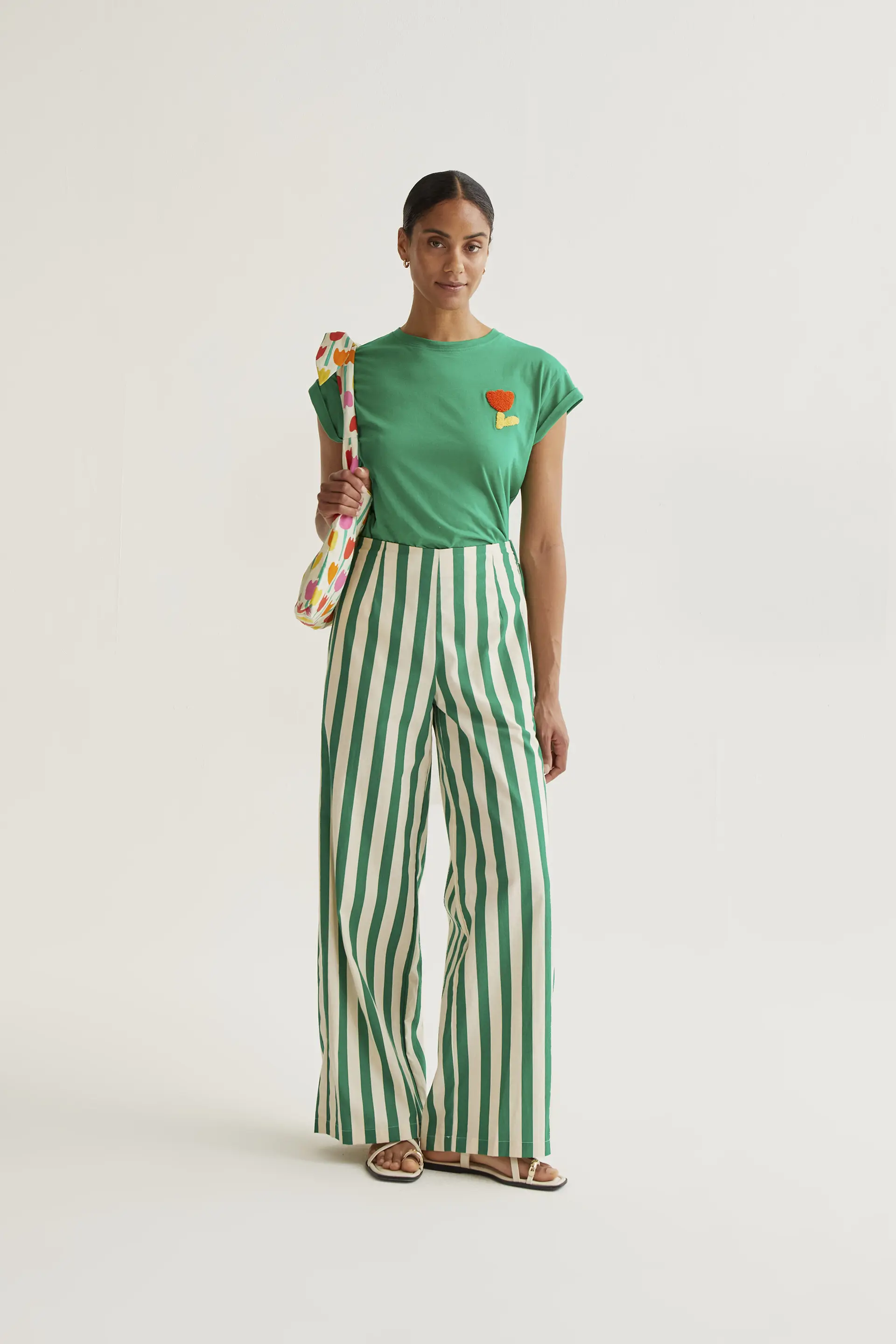 Camiseta verde con bordado de tulipán rojo - Image 5