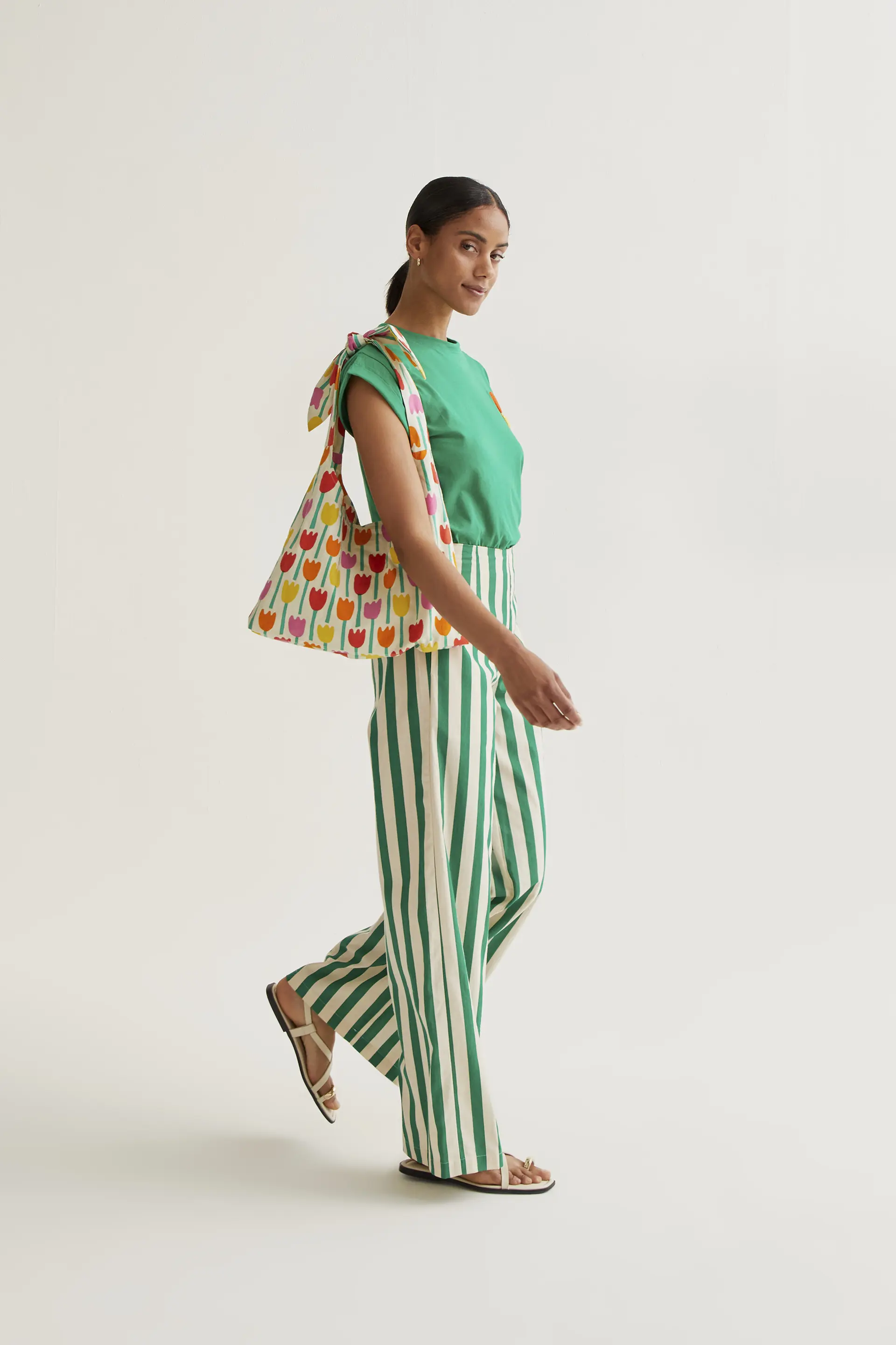 Camiseta verde con bordado de tulipán rojo - Image 6