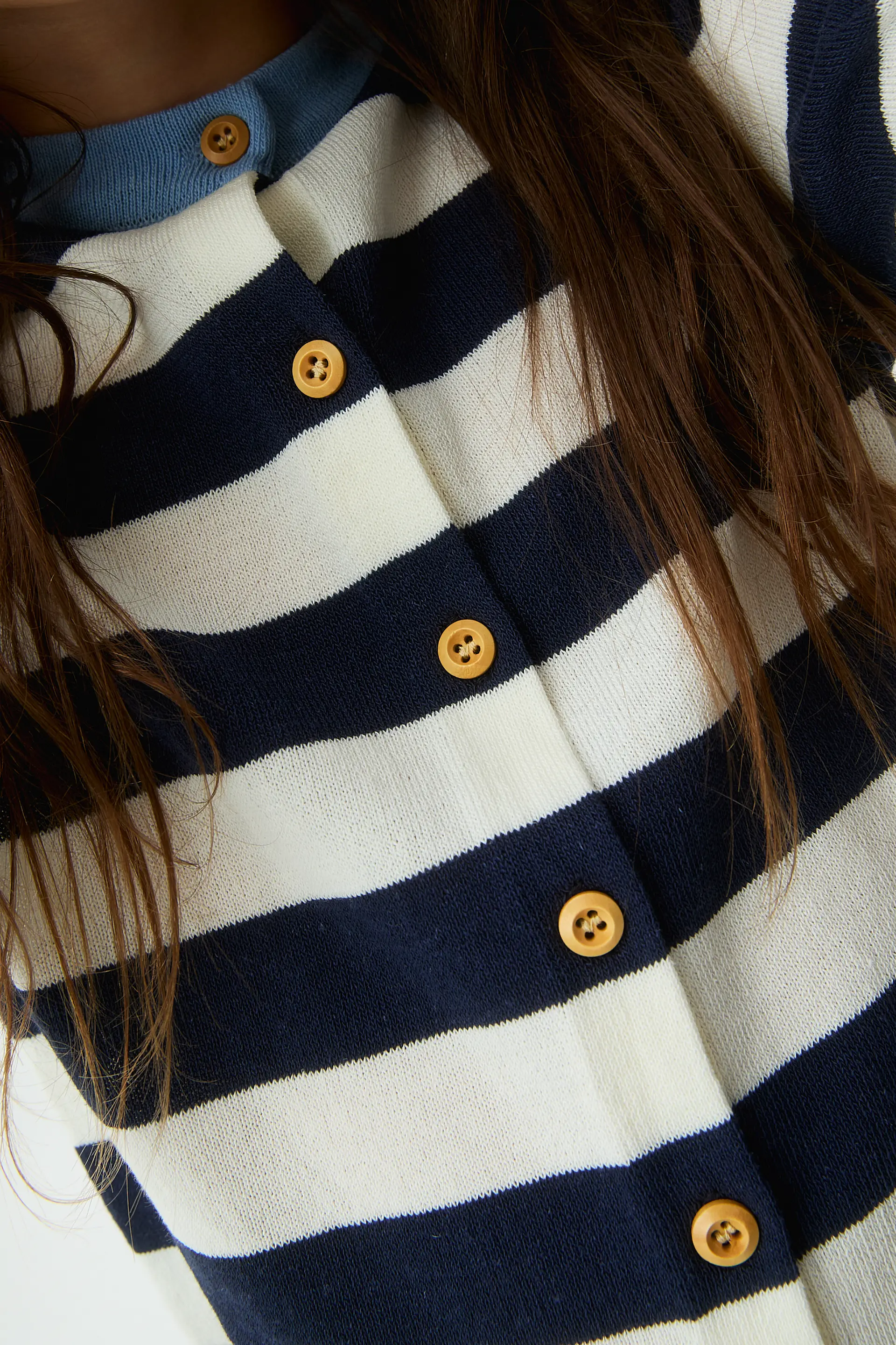 Cárdigan de niña con estampado con rayas blanco y azul - Image 3