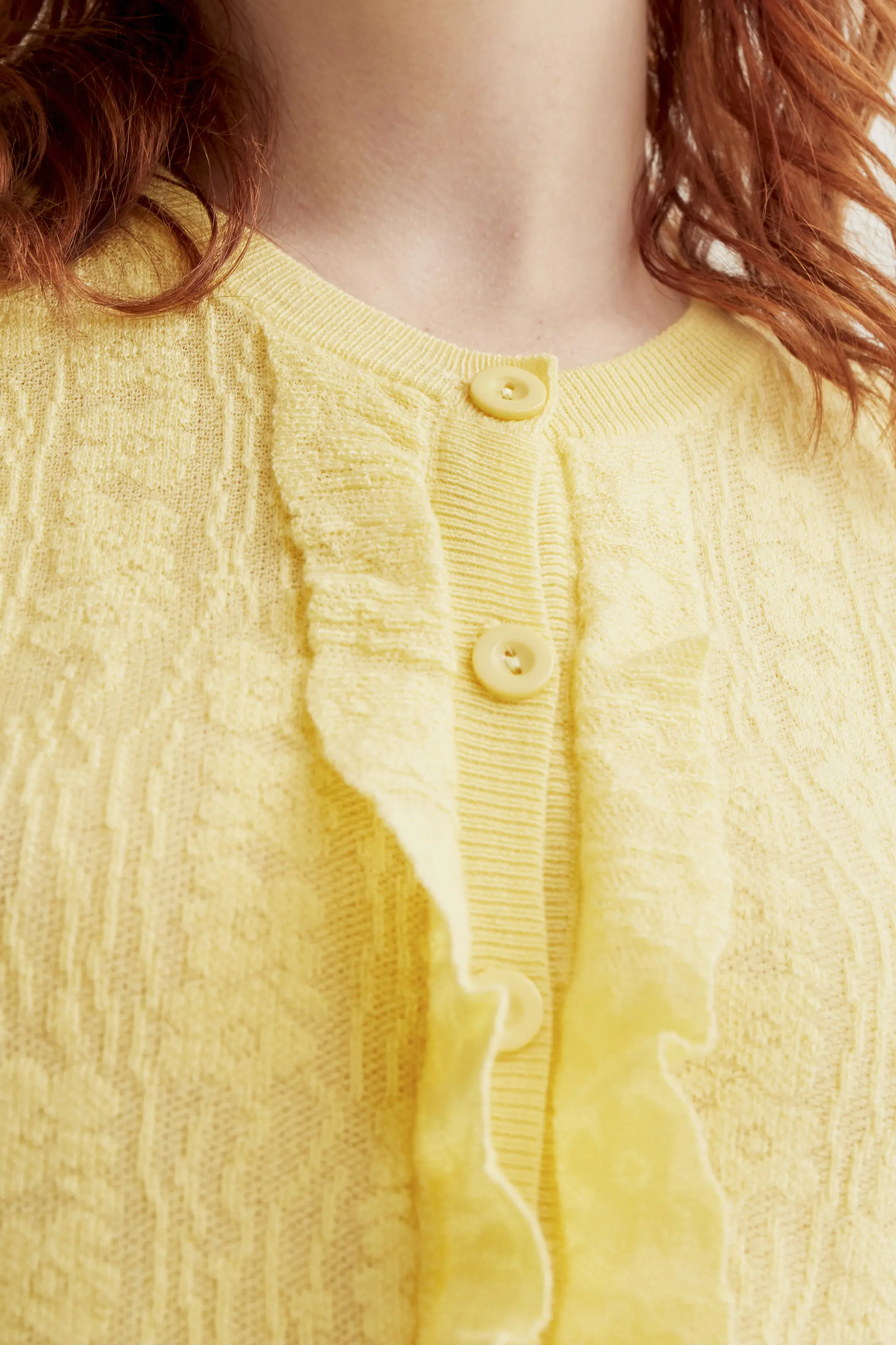 Cárdigan punto floral amarillo con volantes - Image 3