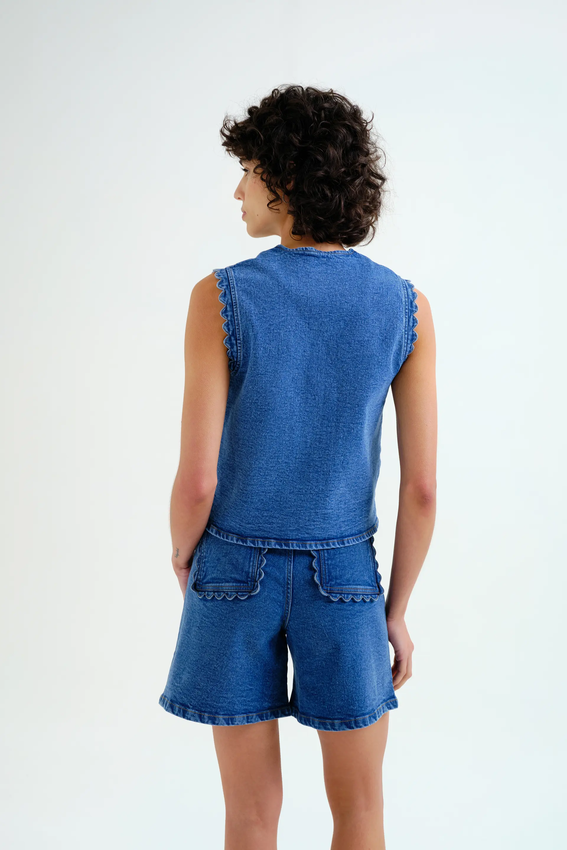 Chaleco vaquero azul con detalle de ondas - Image 3