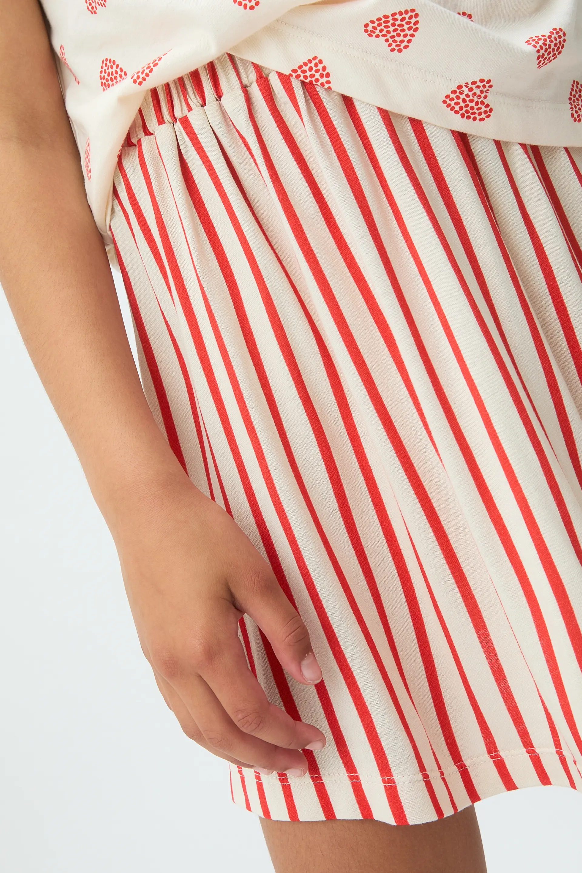 Falda corta de niña con estampado de rayas rojas - Image 3