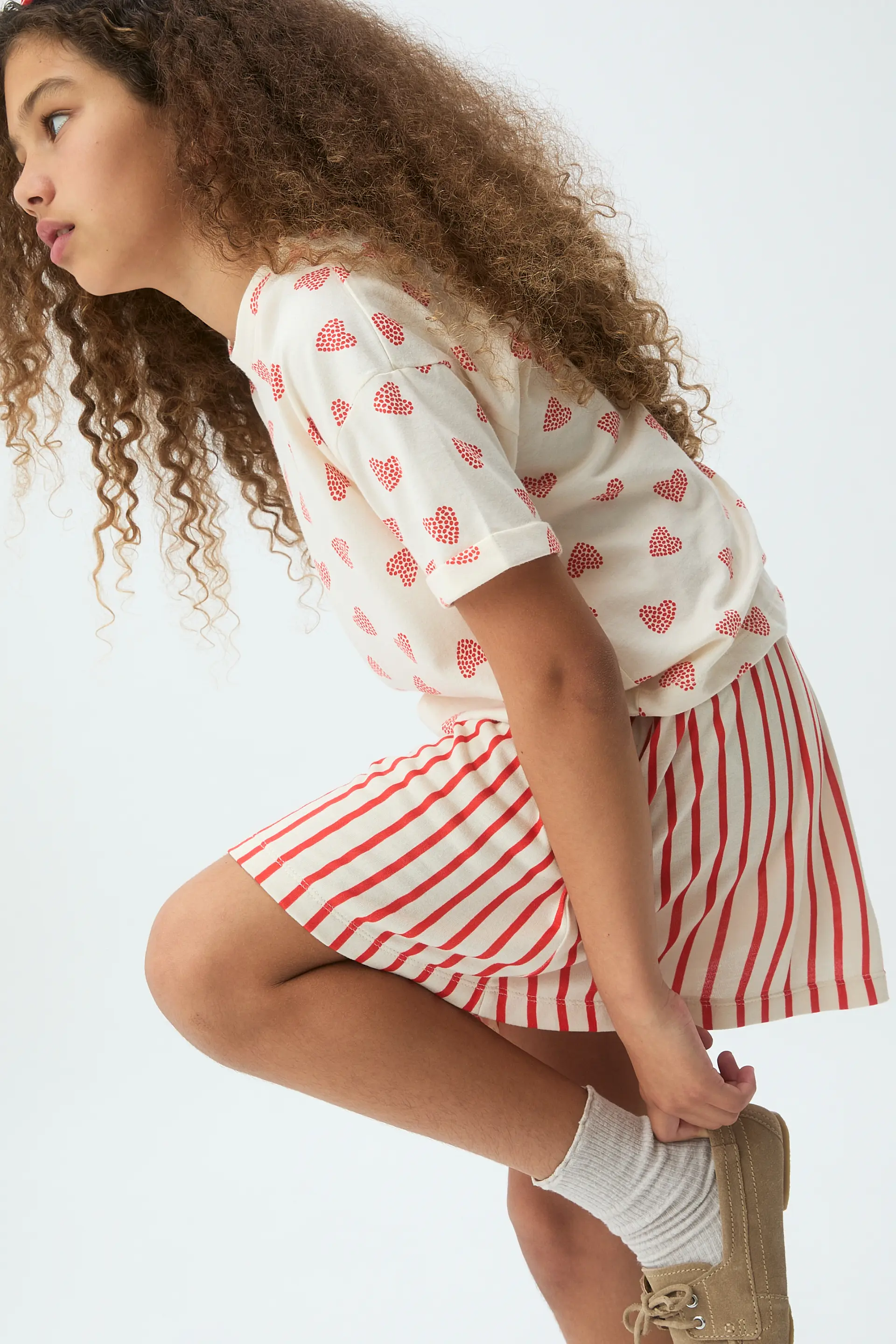 Falda corta de niña con estampado de rayas rojas - Image 4