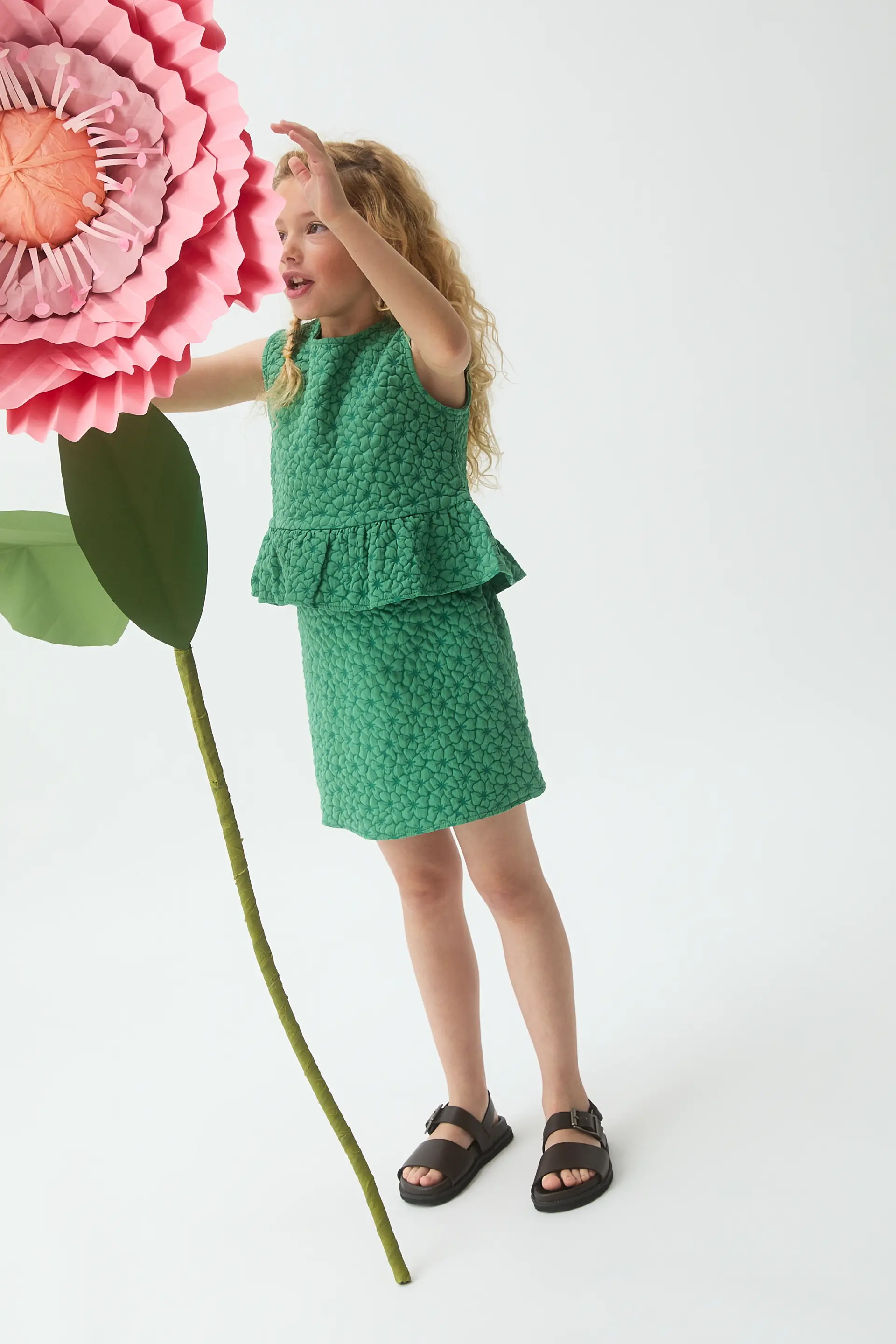 Falda corta de niña con estampado floral verde - Image 4