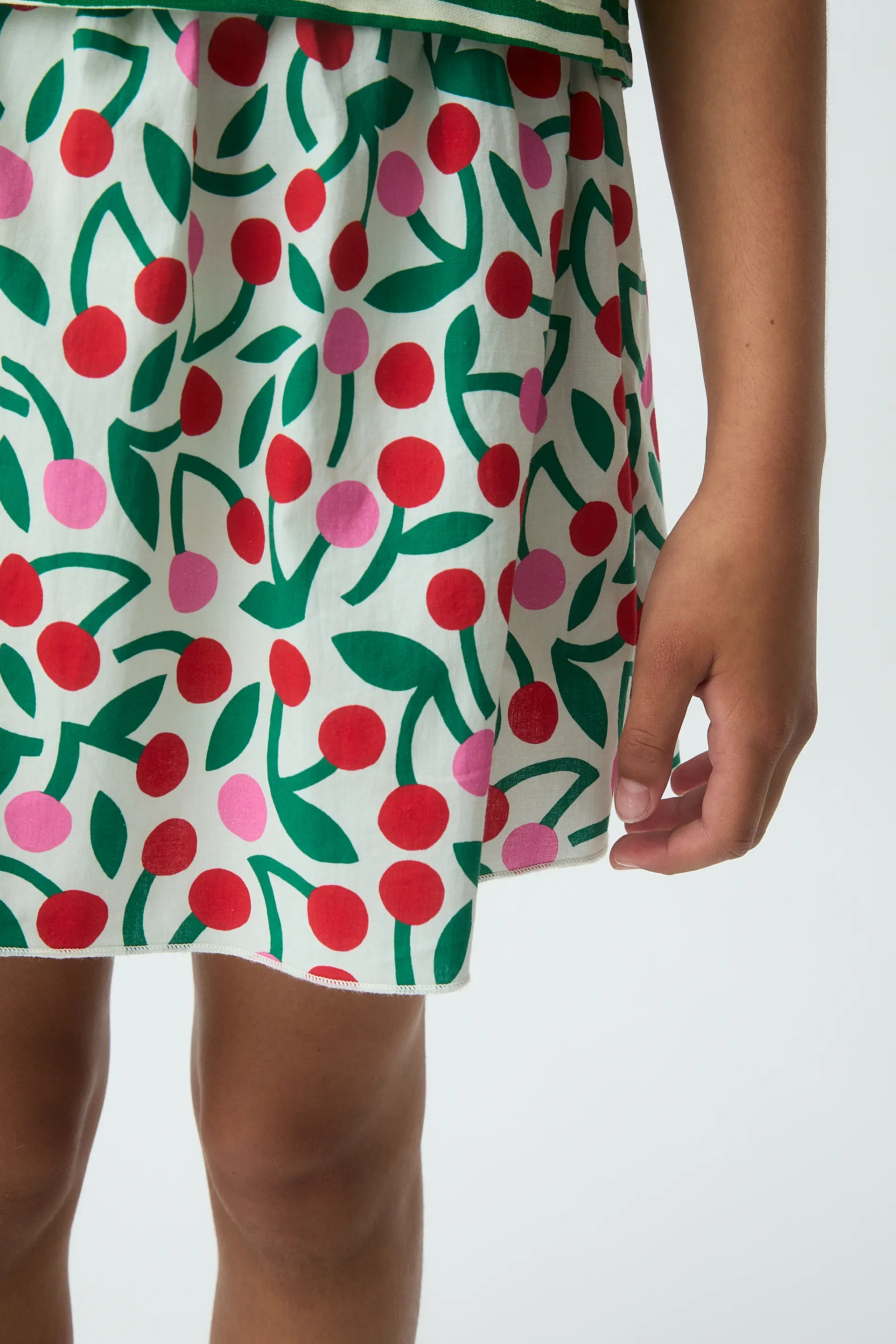 Falda corta de niña con estampado Guinda - Image 3