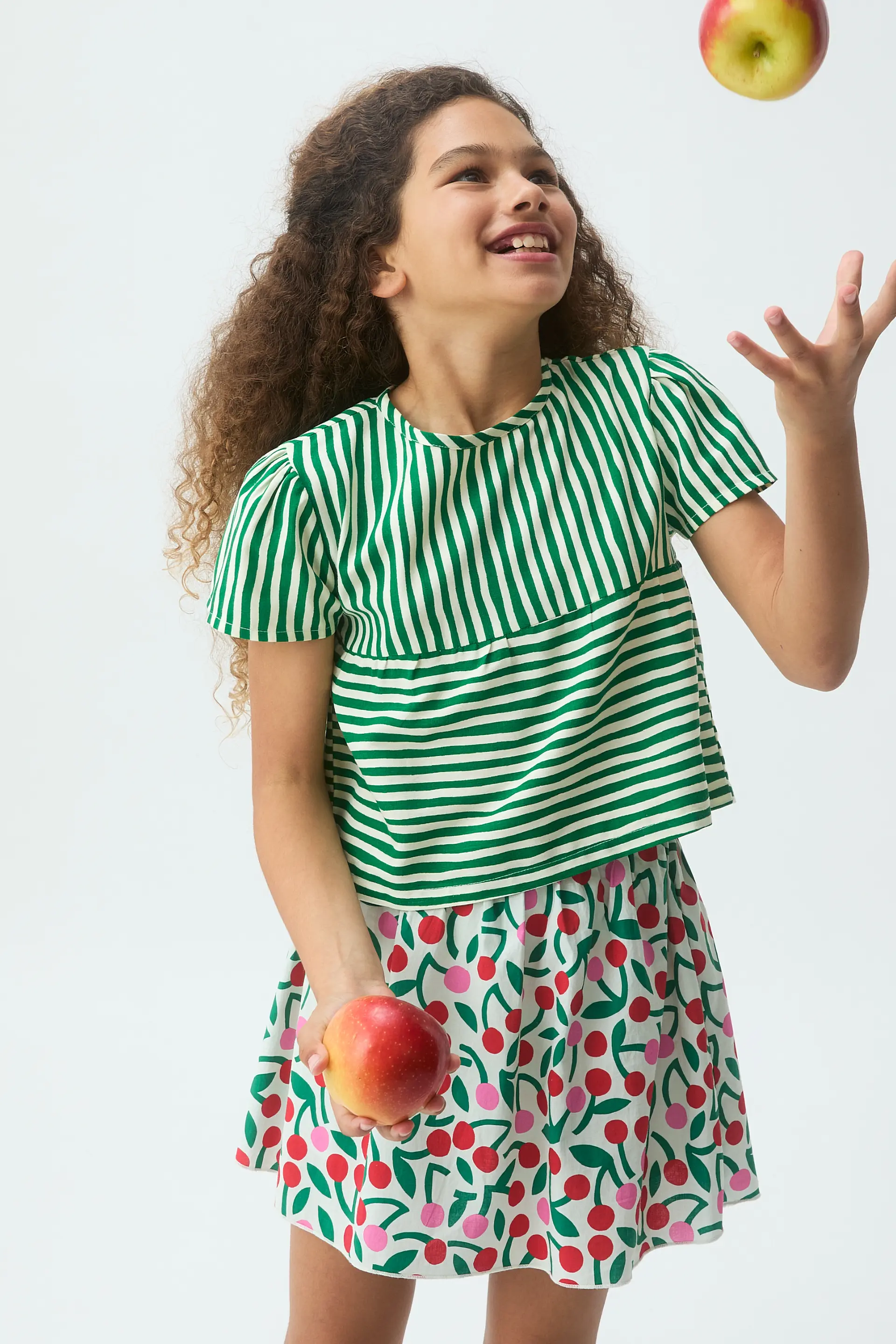 Falda corta de niña con estampado Guinda - Image 4