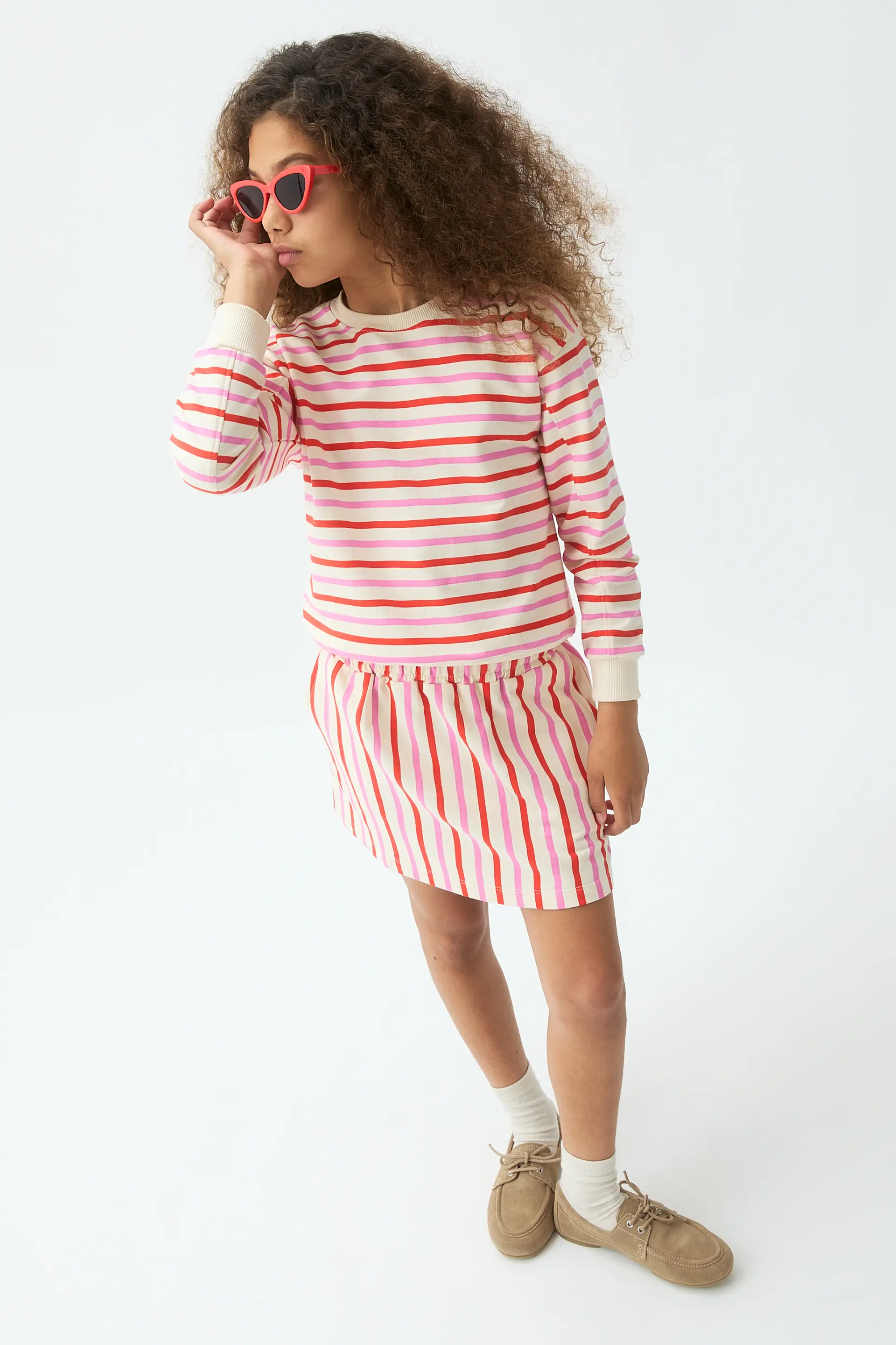 Falda corta de niña estampado de rayas rosa y rojo - Image 4