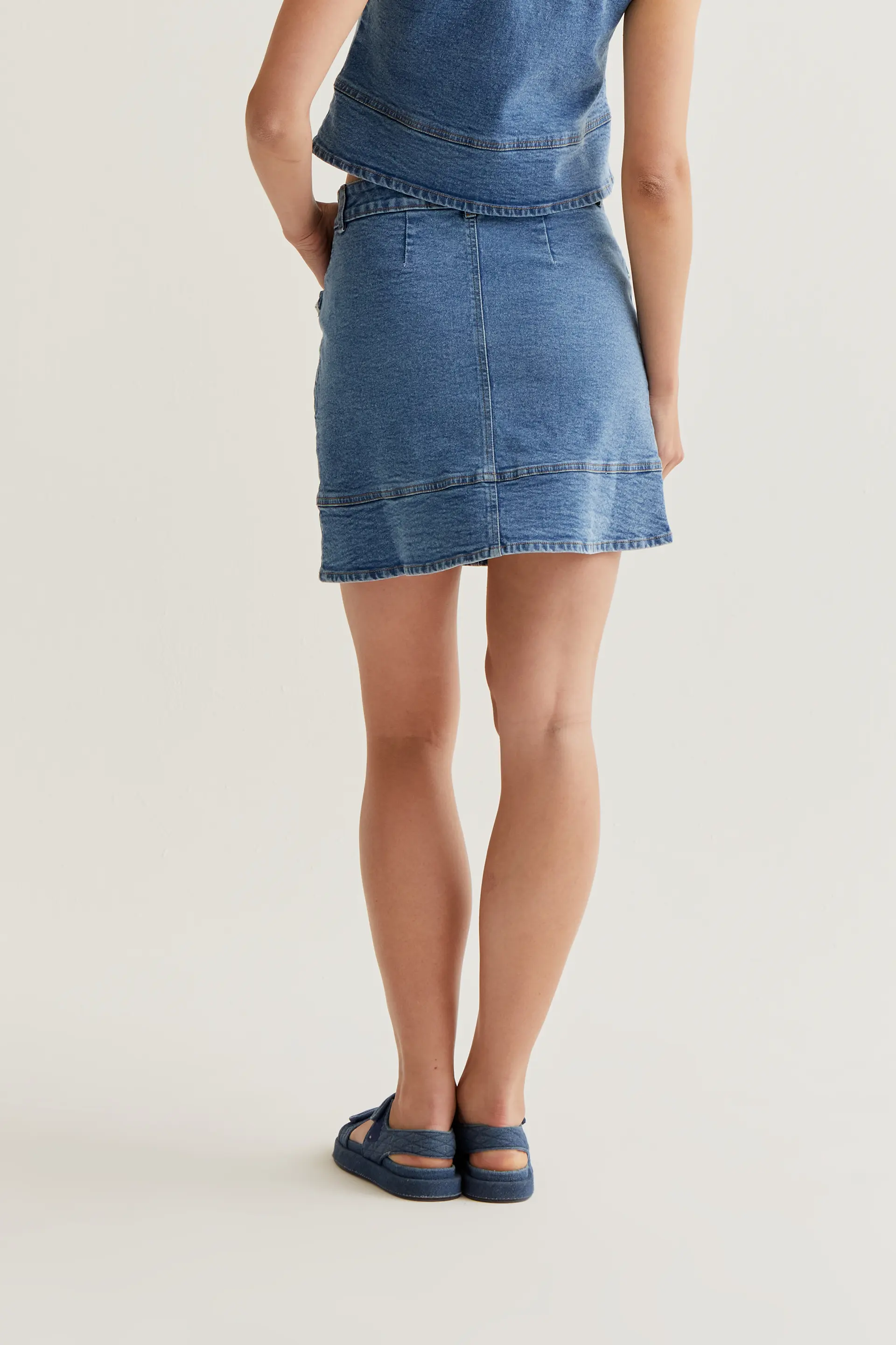 Falda denim azul con detalle de volantes - Image 3