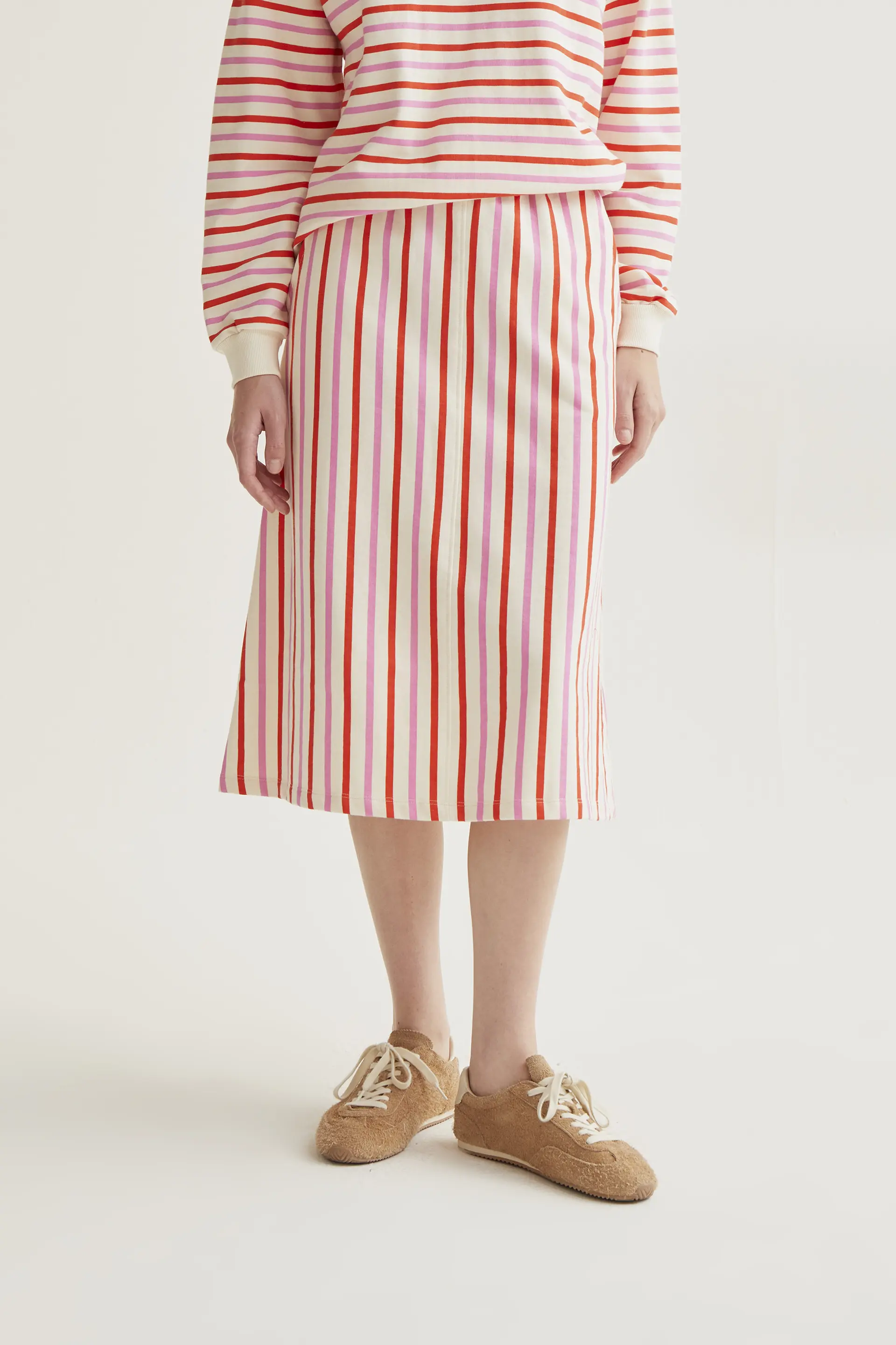 Falda midi con estampado de rayas rosa y rojo