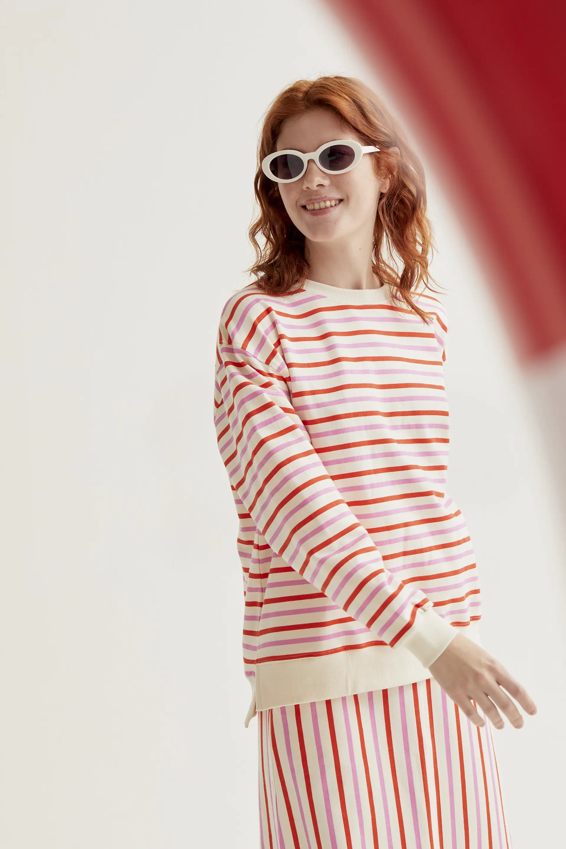 Falda midi con estampado de rayas rosa y rojo - Image 6