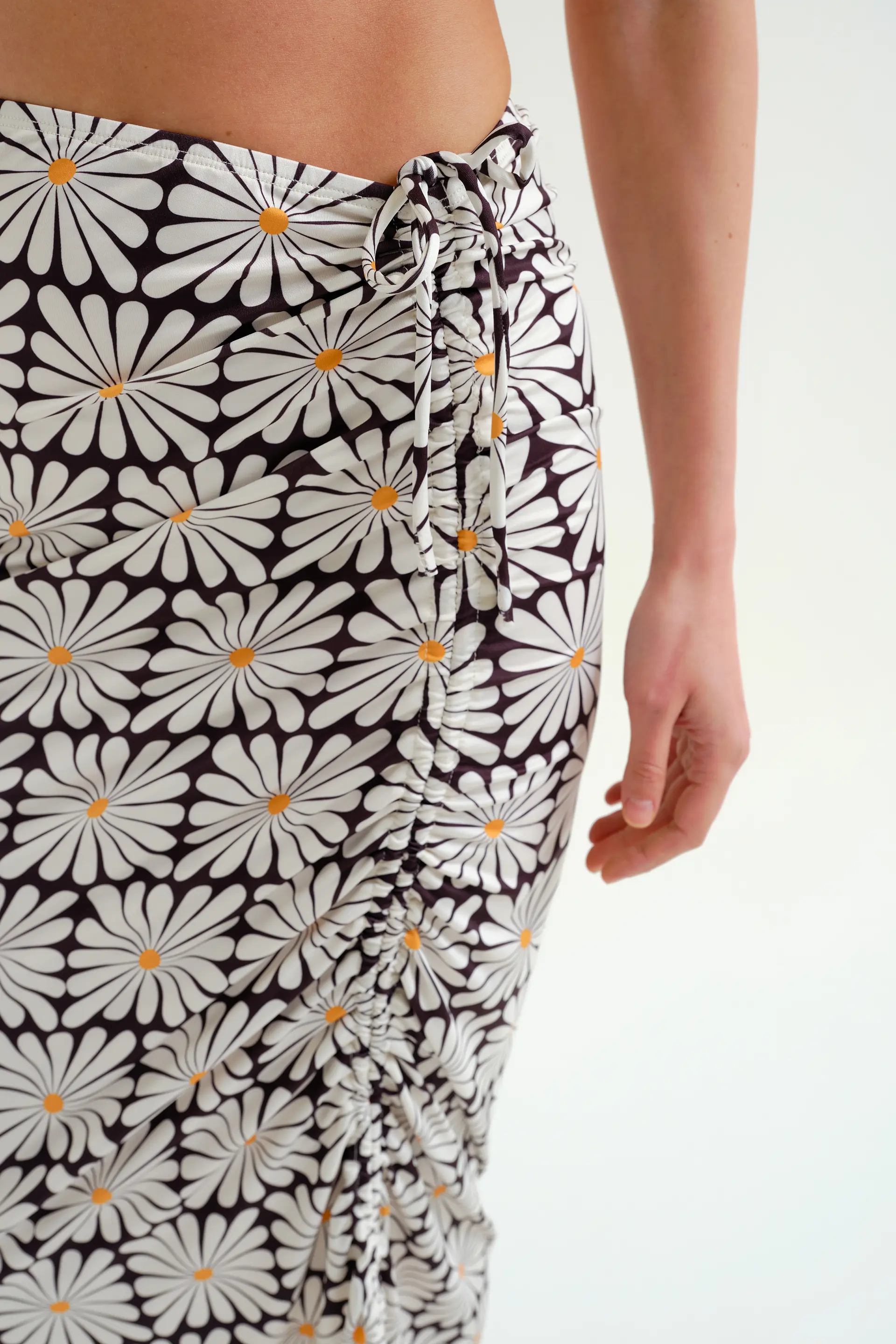 Falda midi con estampado Olive Flower Black - Image 4