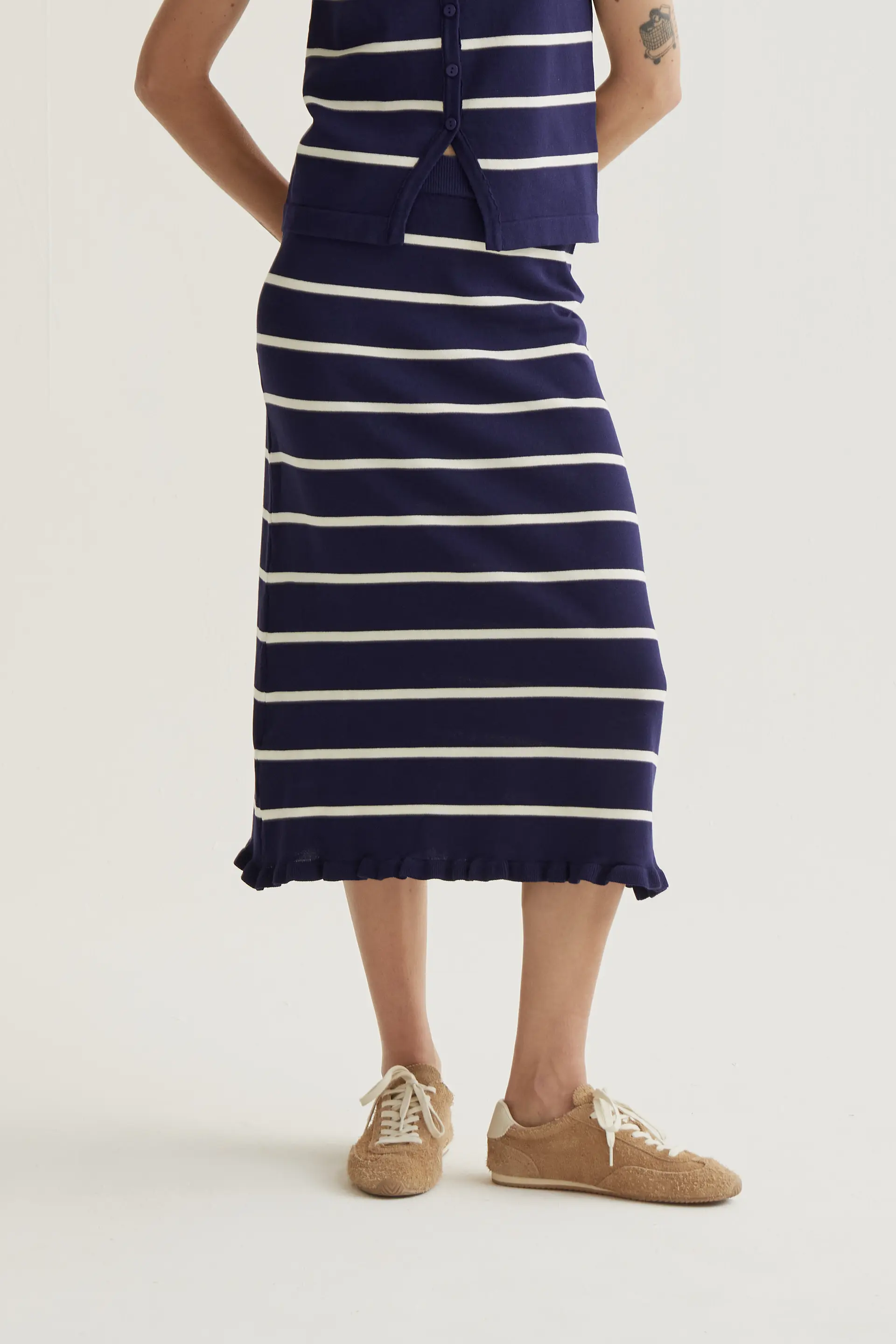 Falda midi  de punto con estampado de rayas azul marino y blanco
