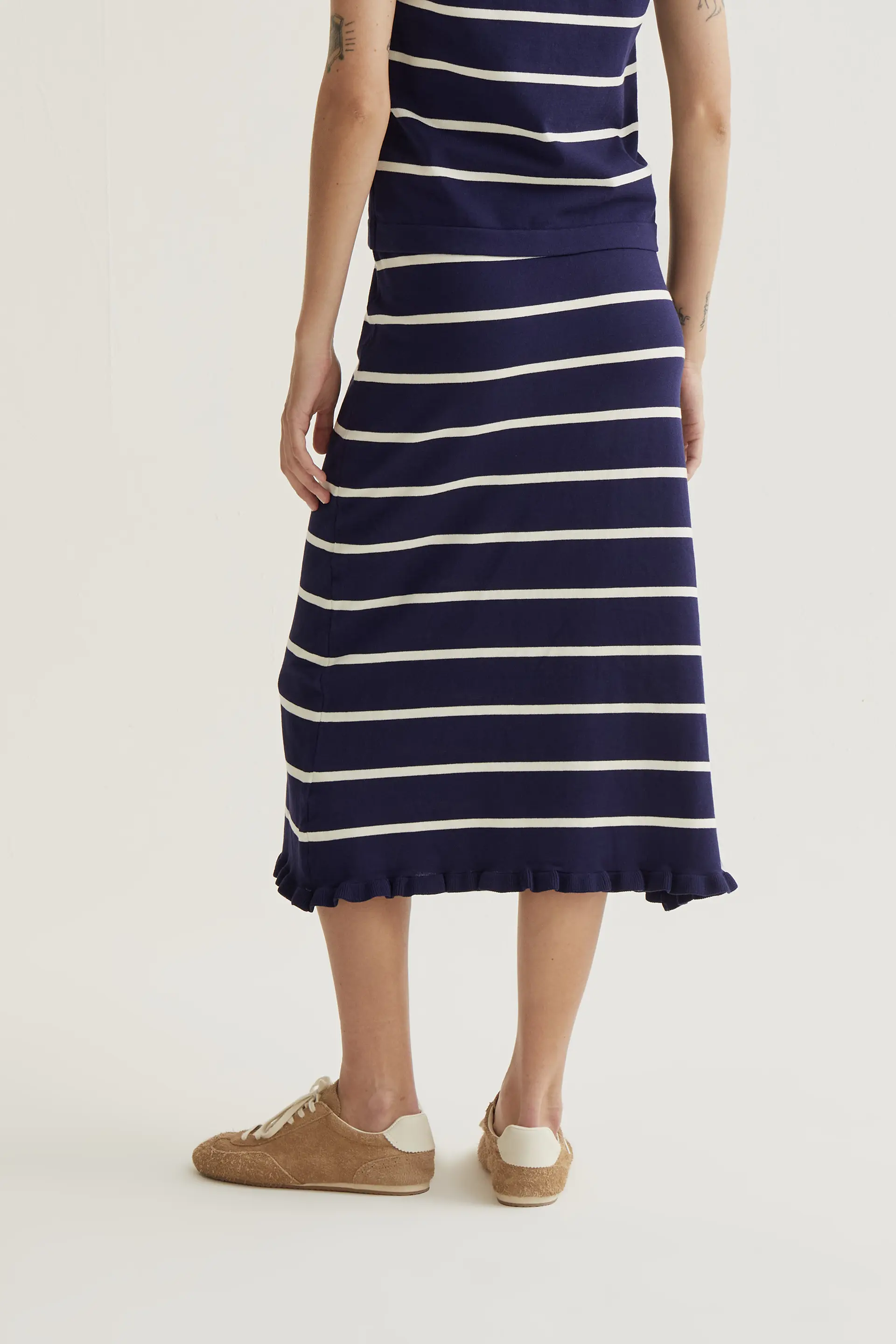 Falda midi  de punto con estampado de rayas azul marino y blanco - Image 3