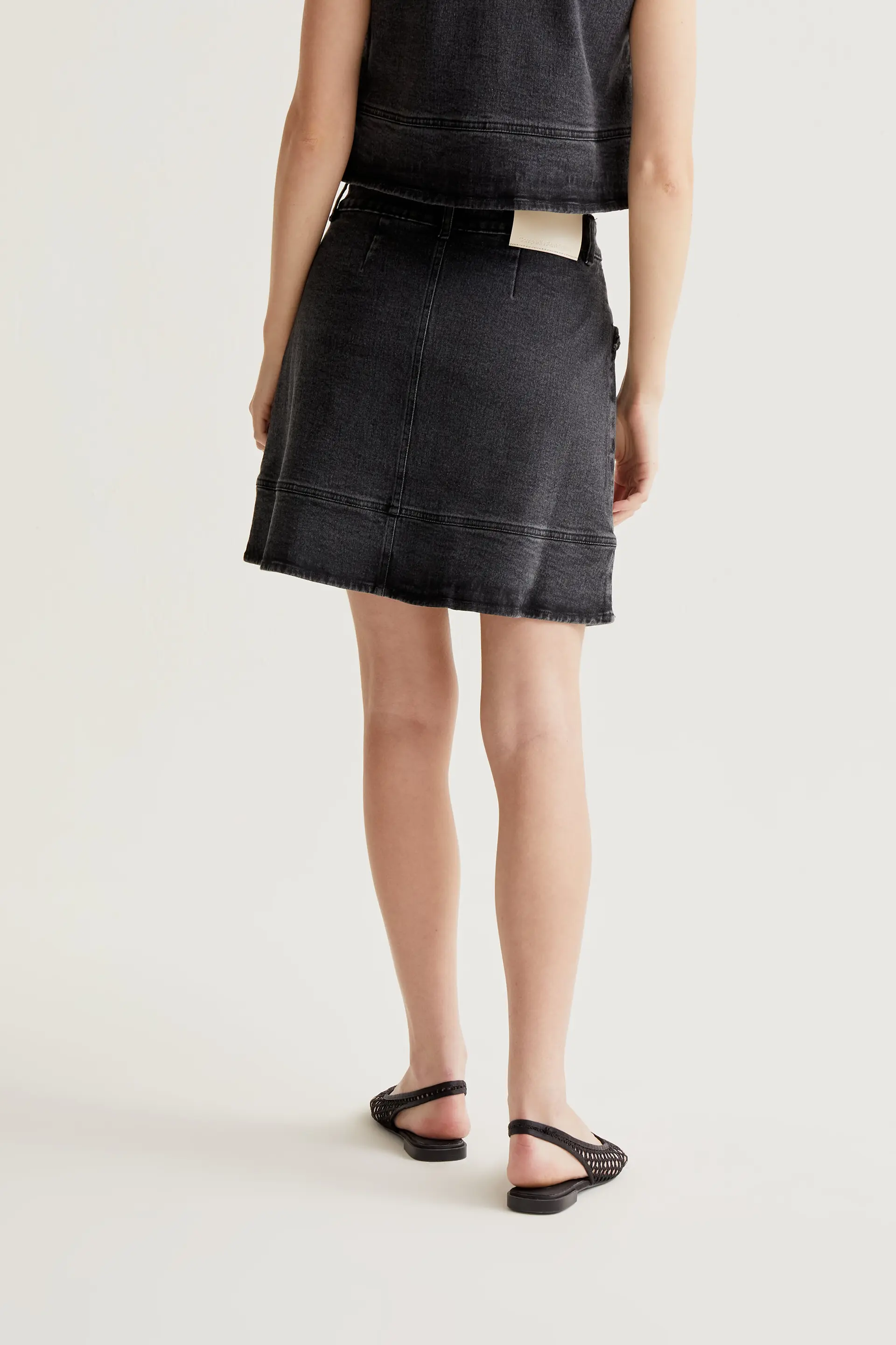 Falda vaquero negro con detalle de volantes - Image 3
