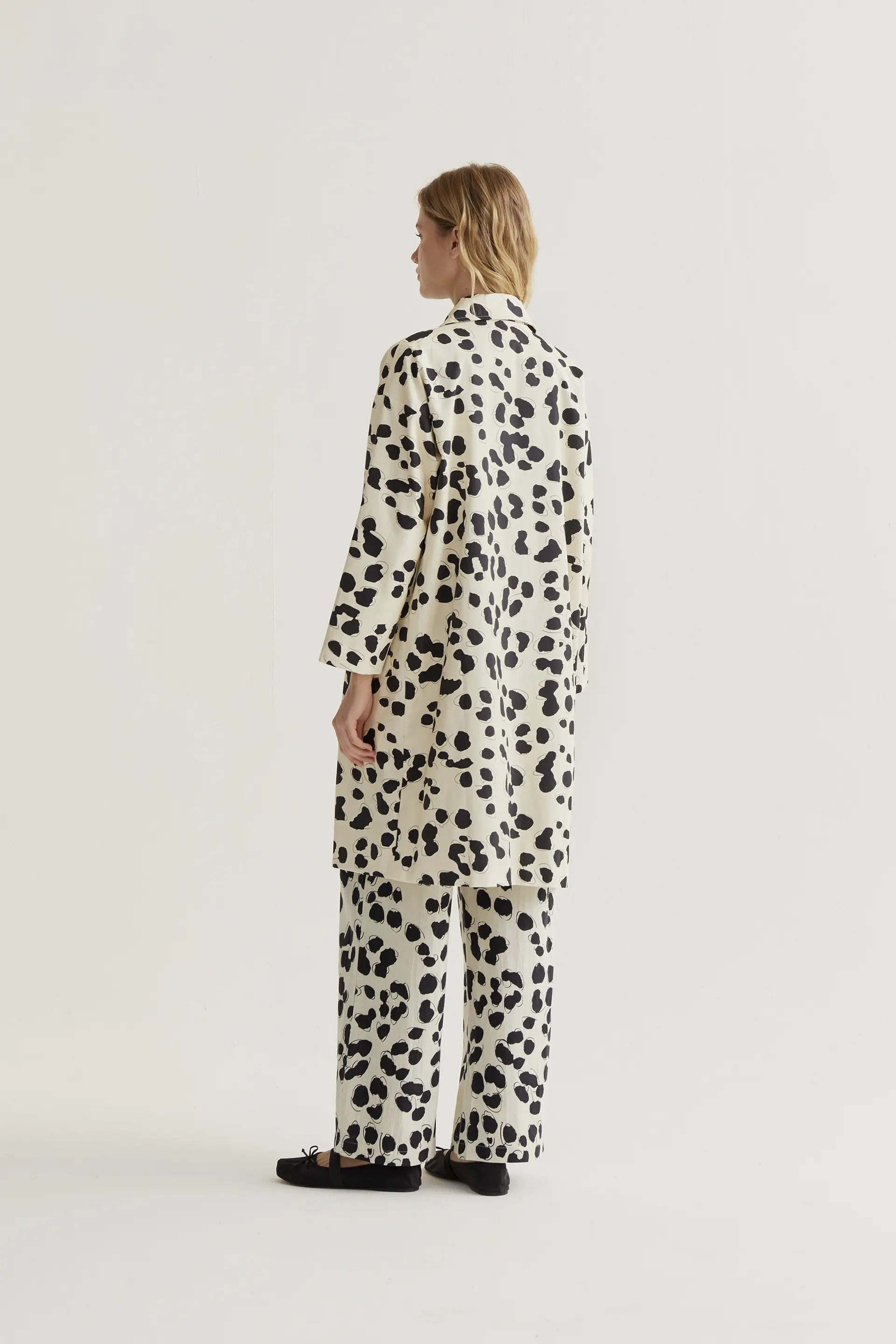 Gabardina 100% algodón con estampado Dalmatian - Image 3