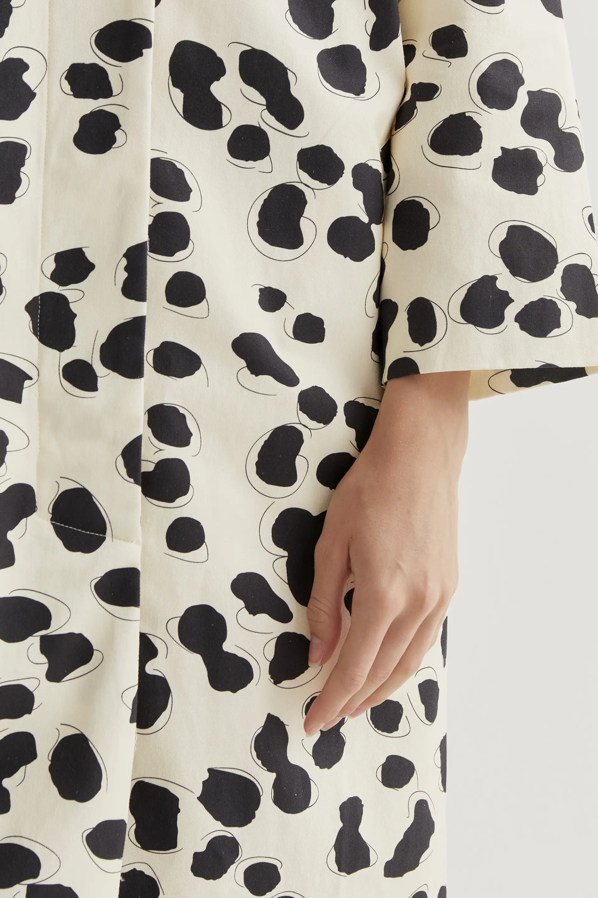 Gabardina 100% algodón con estampado Dalmatian - Image 4