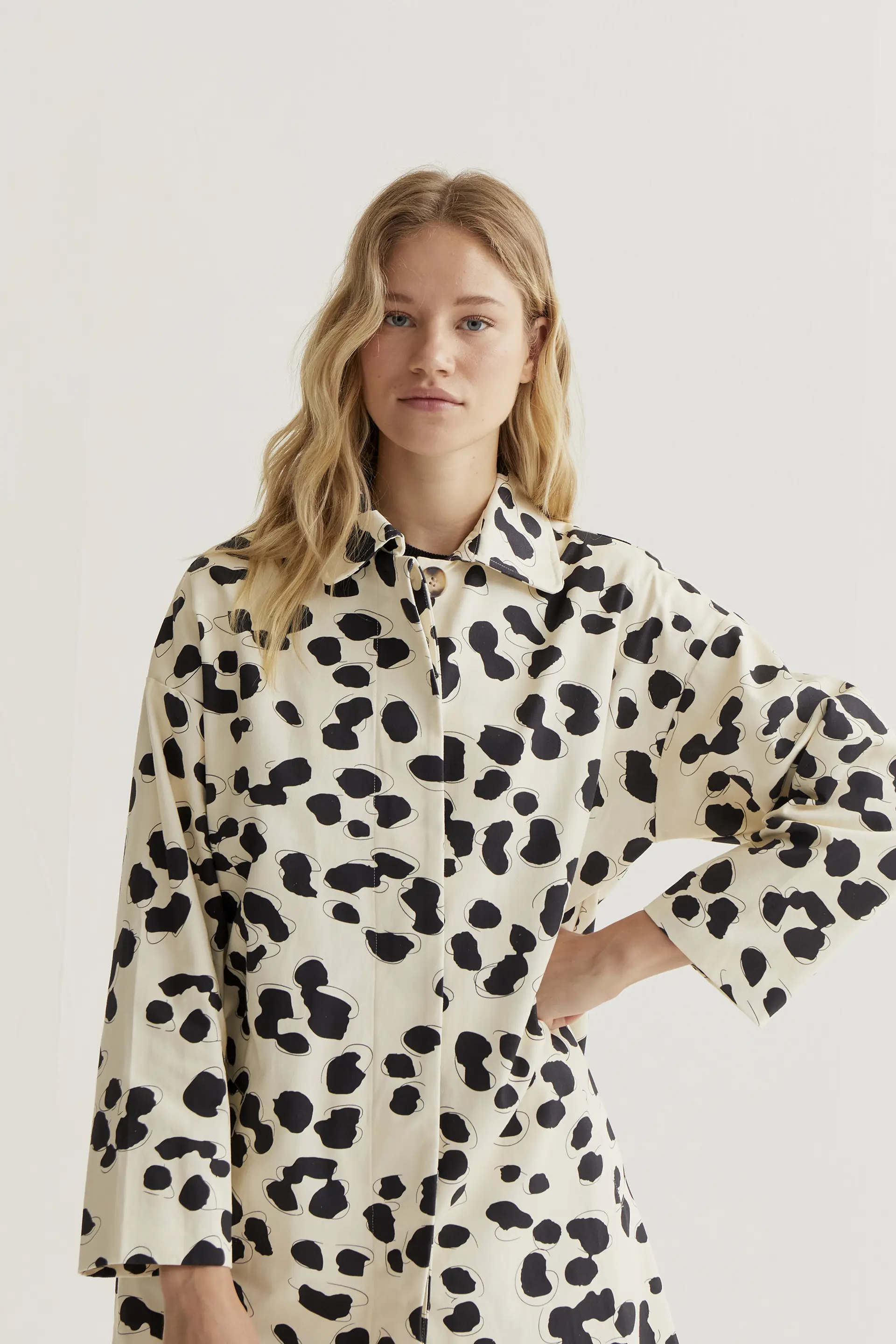 Gabardina 100% algodón con estampado Dalmatian - Image 5