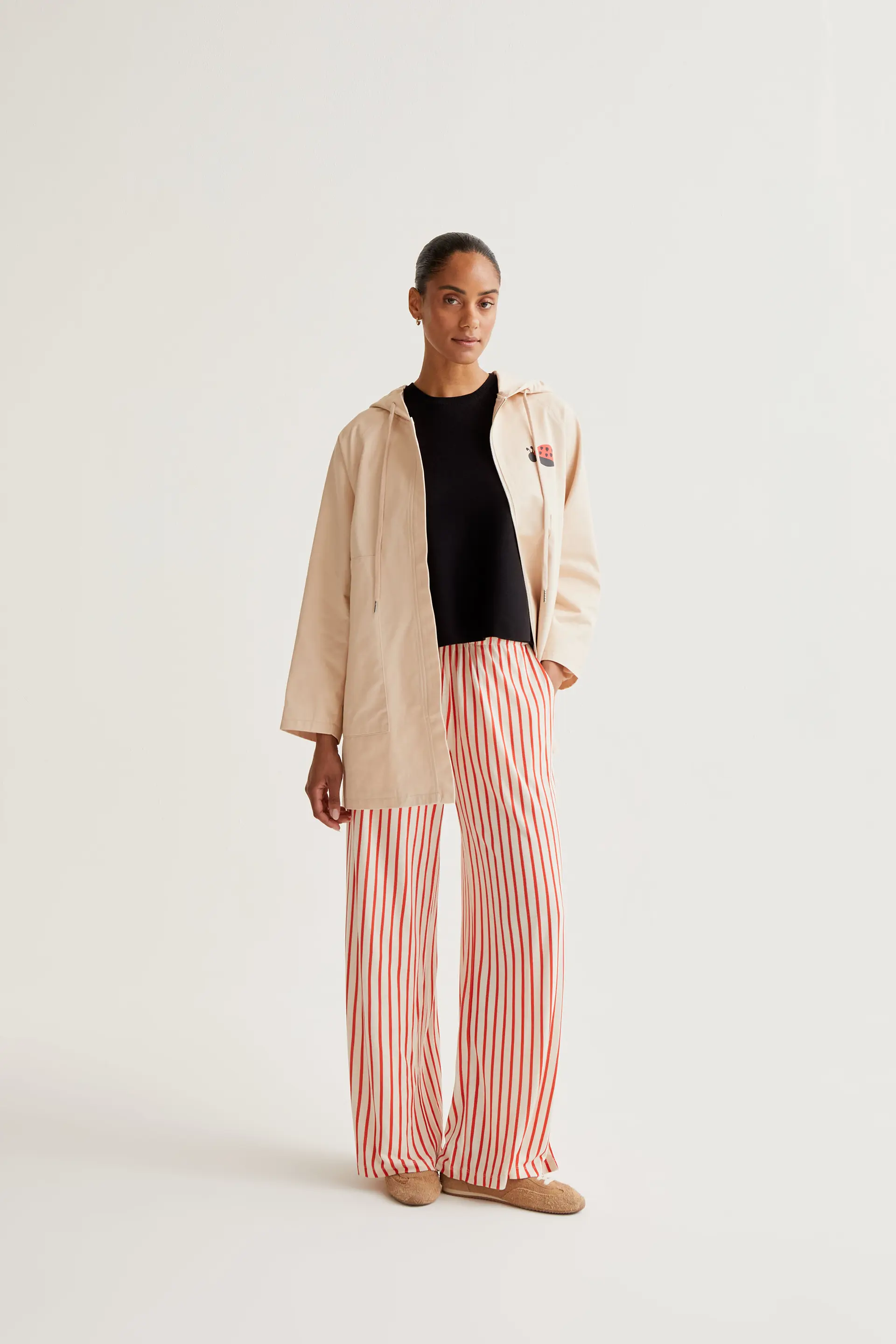 Gabardina con print de Mariquita - Image 5