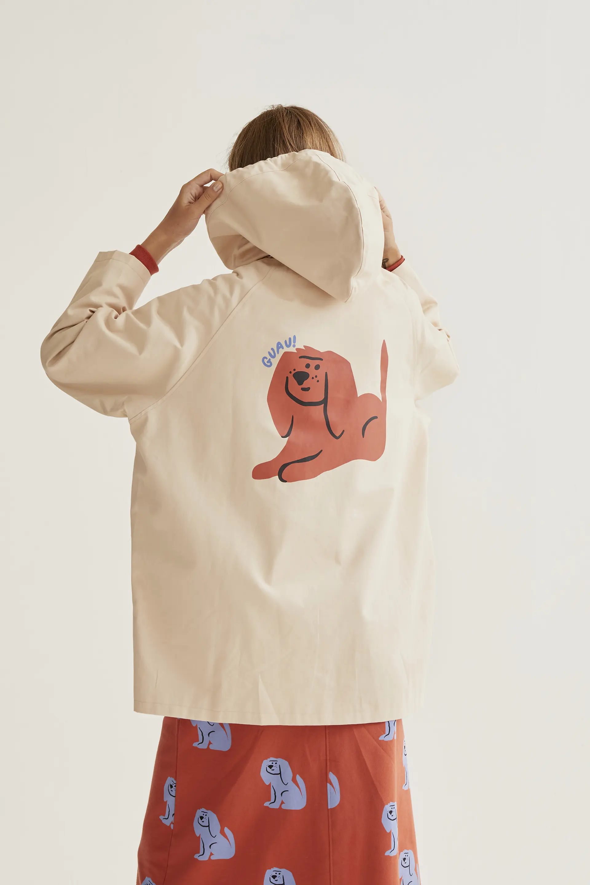 Gabardina con print de Perrito - Image 3