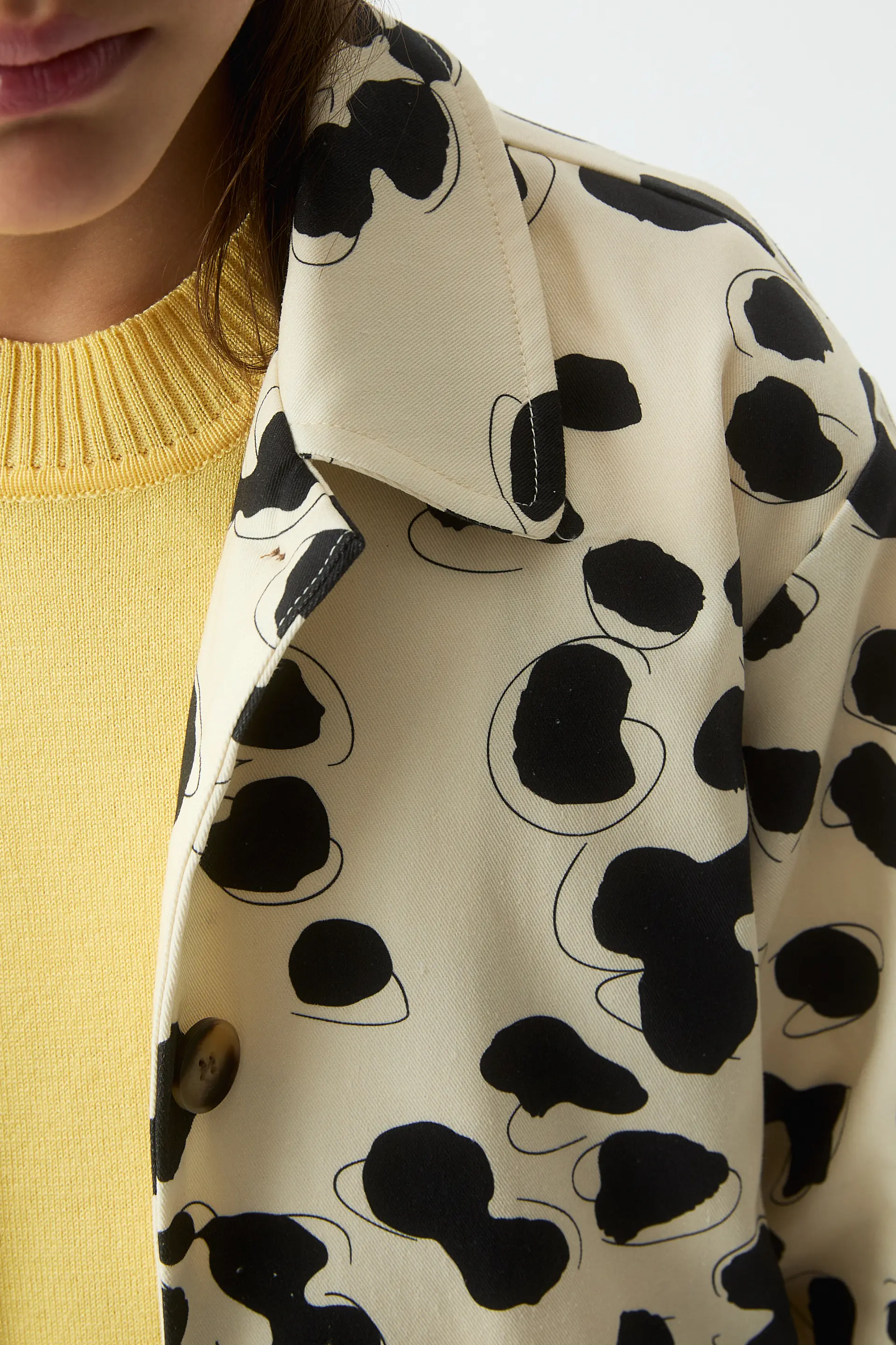 Gabardina de niña con estampado Dalmatian - Image 3