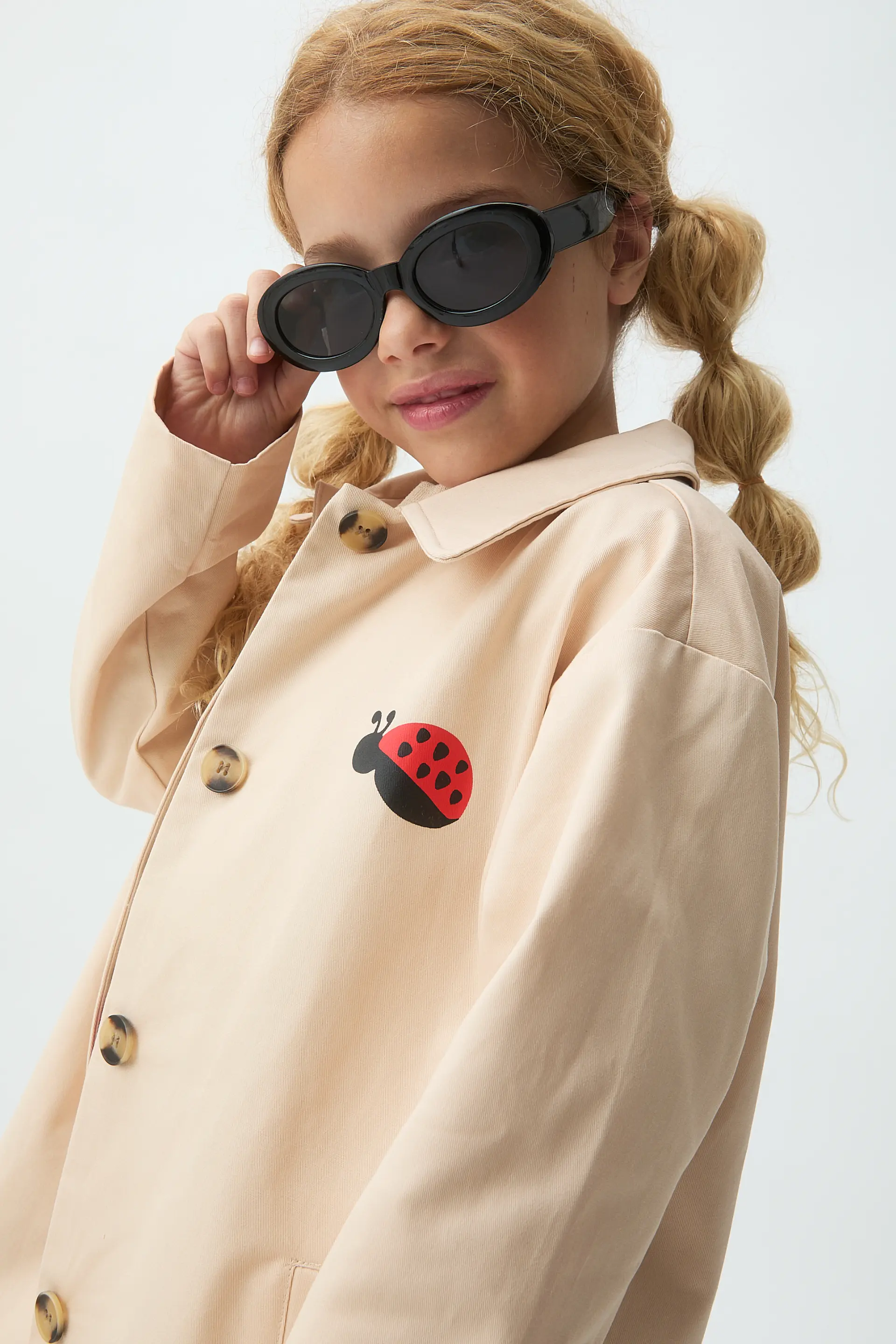 Gabardina de niña con print de Mariquita - Image 4
