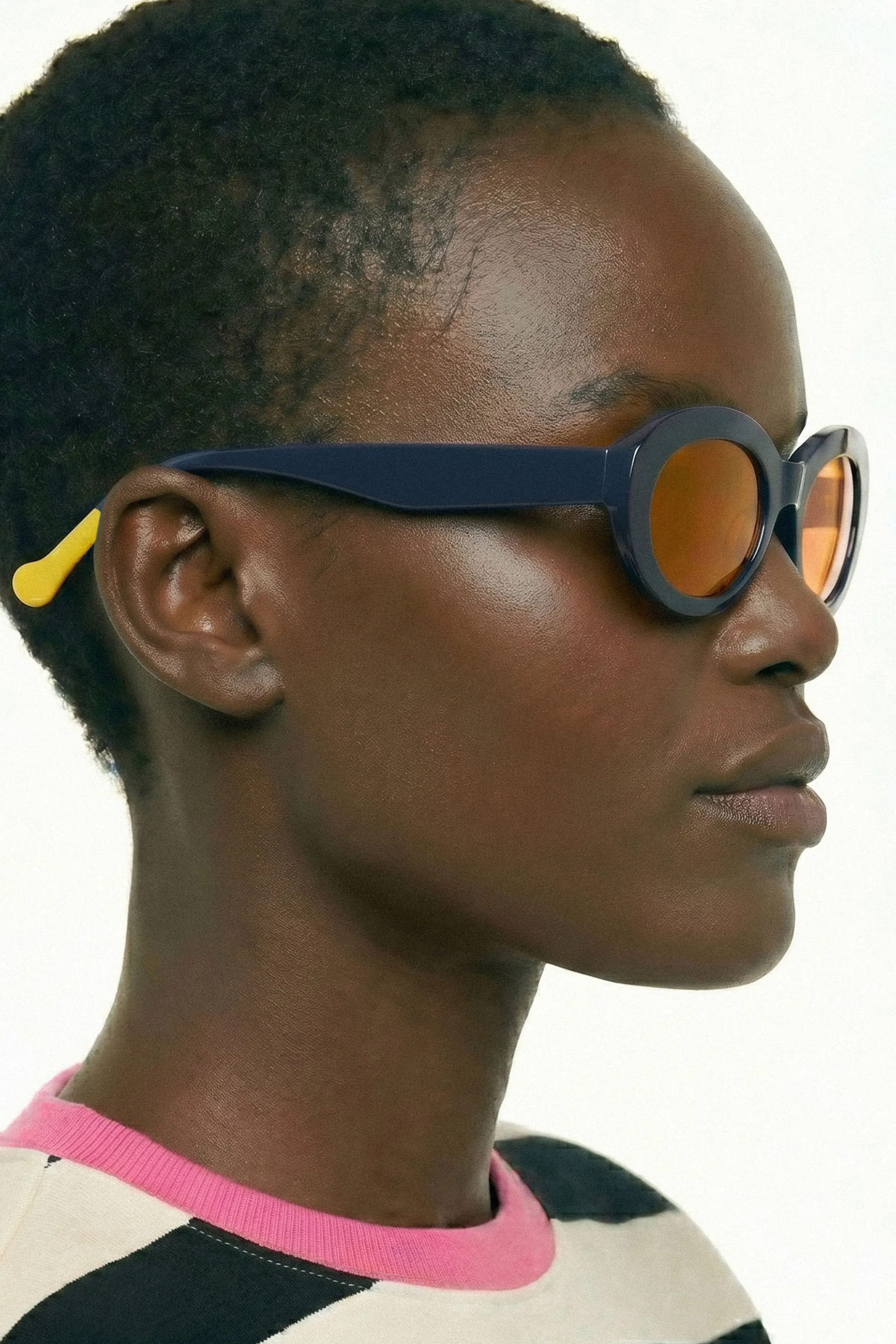 Gafas azul marino con punta patillas multicolor rosa y amarillo - Image 2
