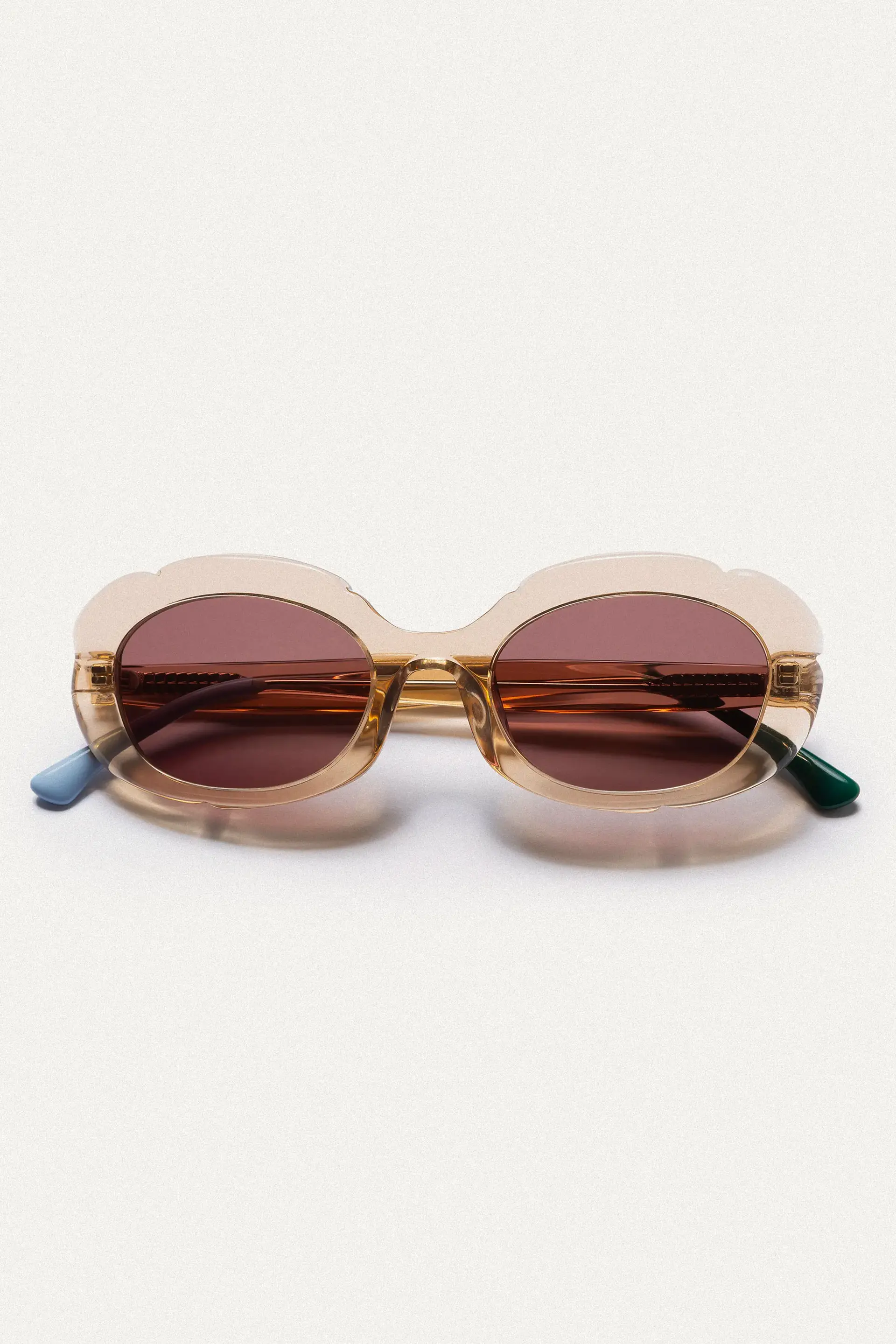 Gafas de sol ambar con punta patillas multicolor verde y azul claro