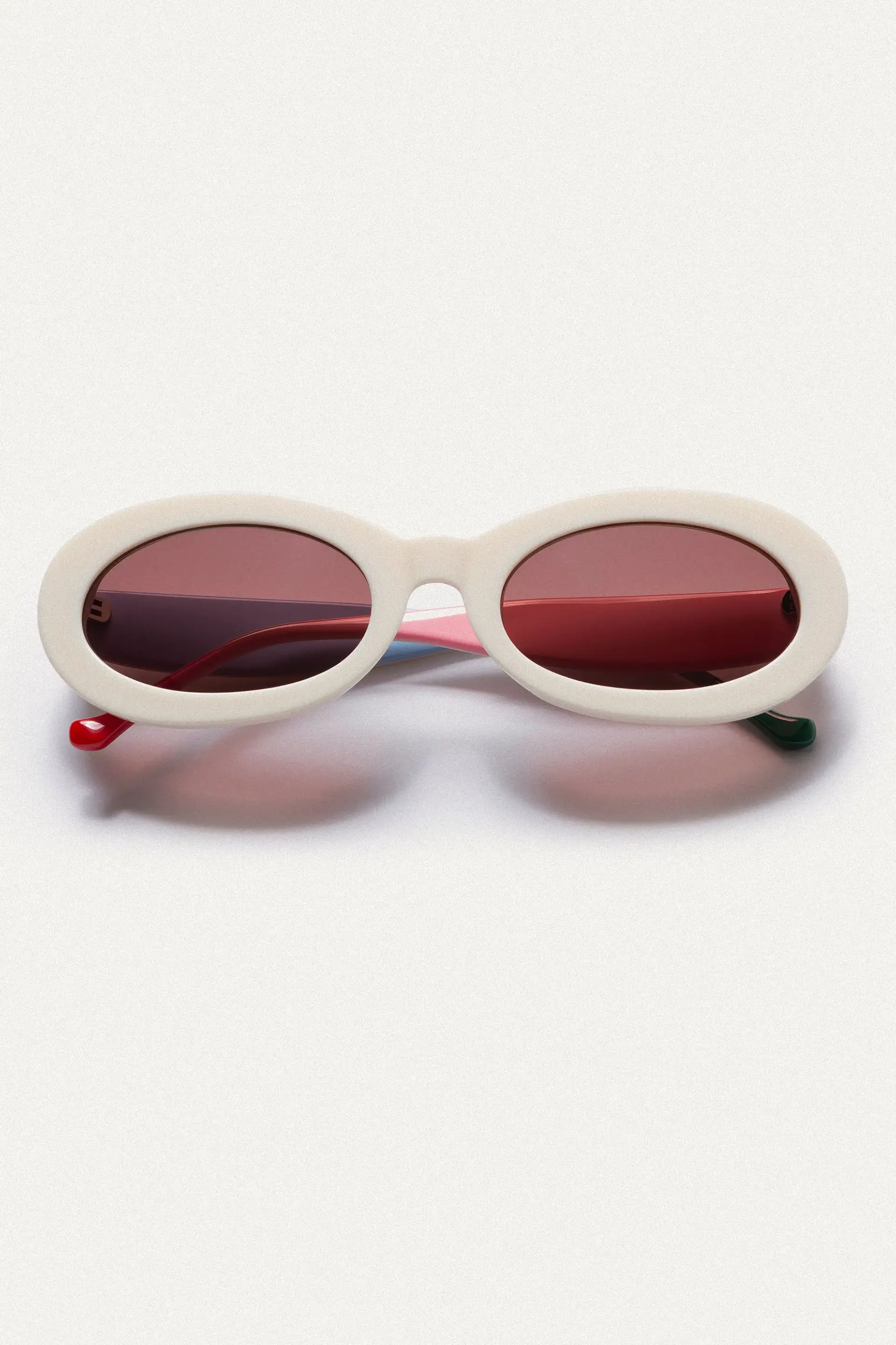 Gafas de sol blancas con punta de patillas multicolor verde y rojo