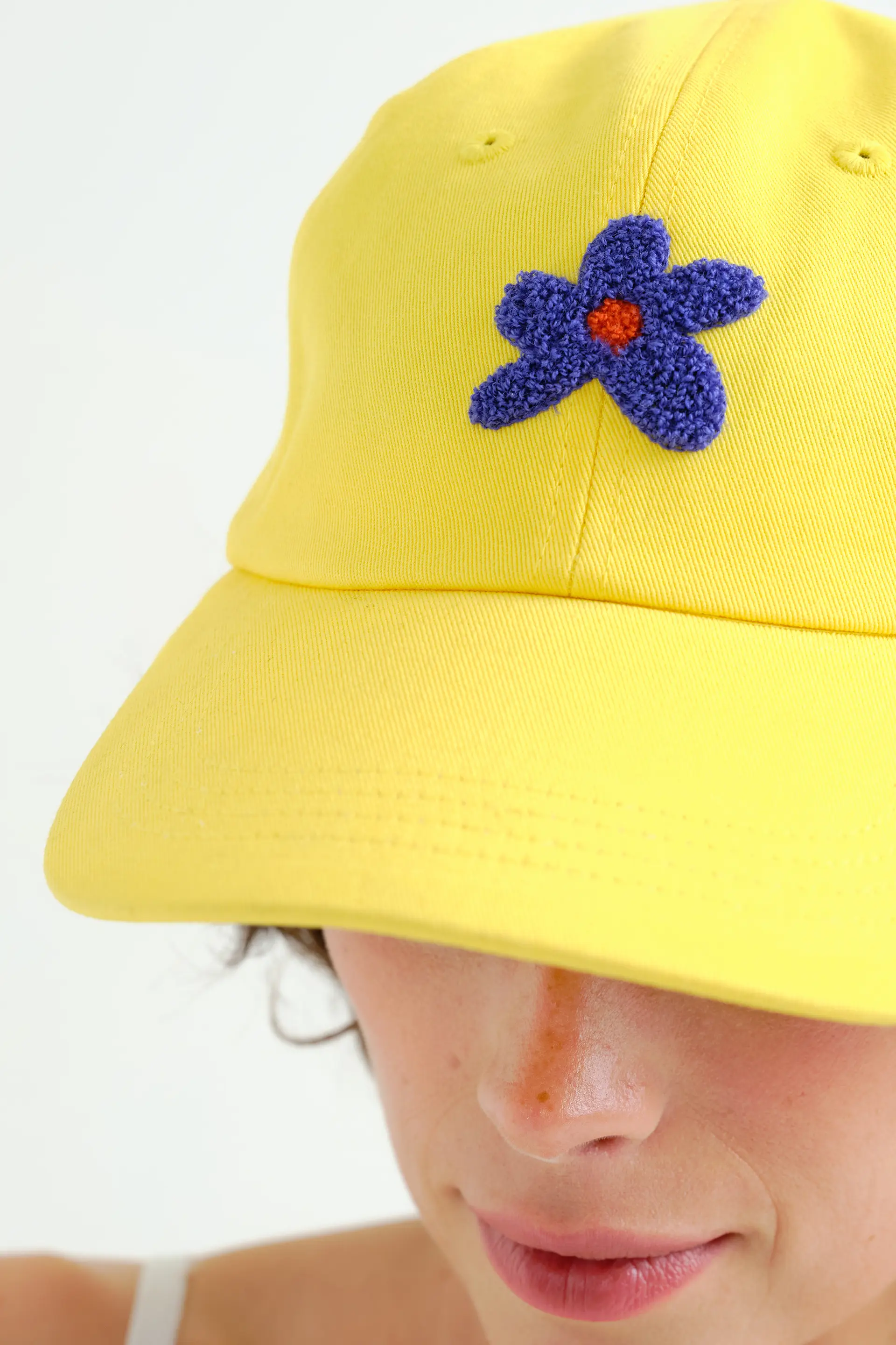 Gorra amarilla con bordado de flor azul - Image 3